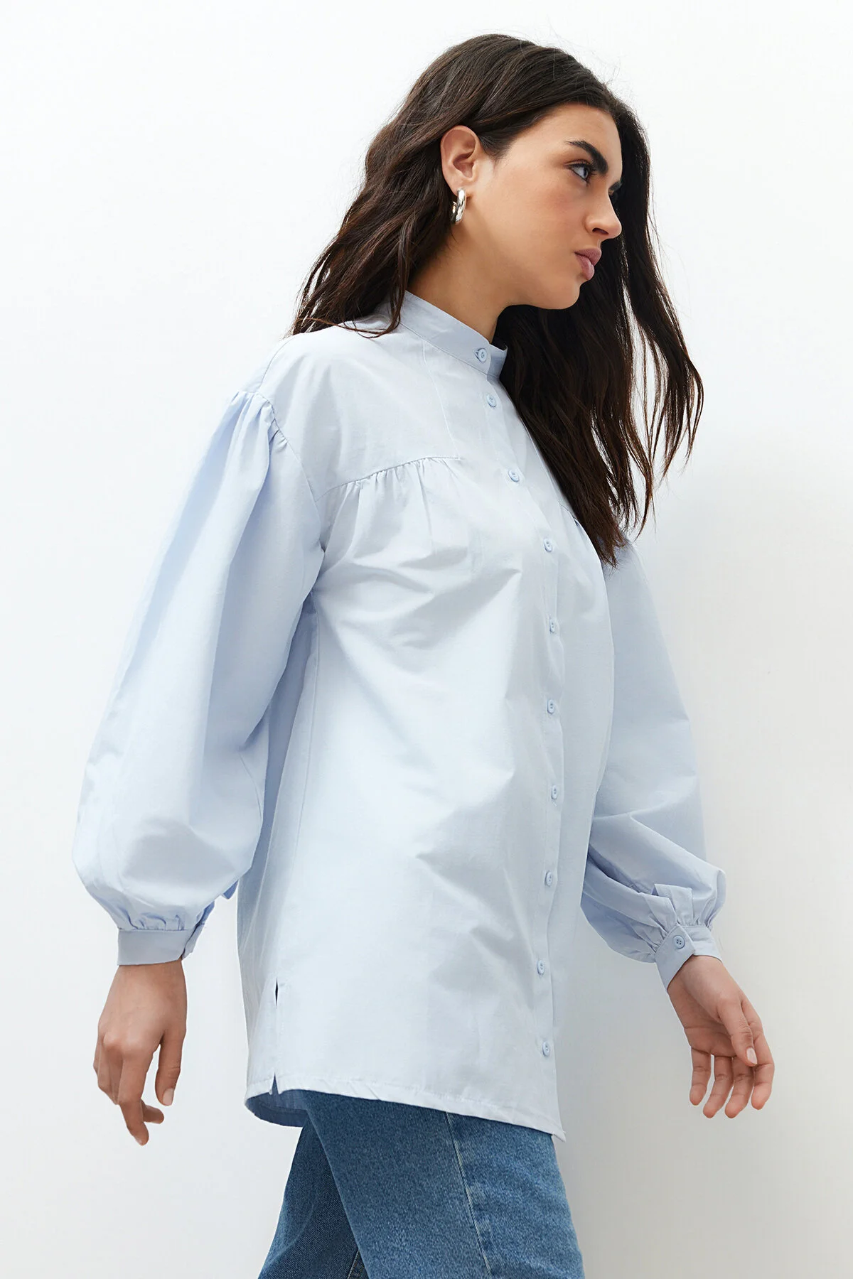 Trendyol Modest  Hellblaues Basic-Webhemd aus Baumwolle mit Rüschendetails TCTSS24TG00055