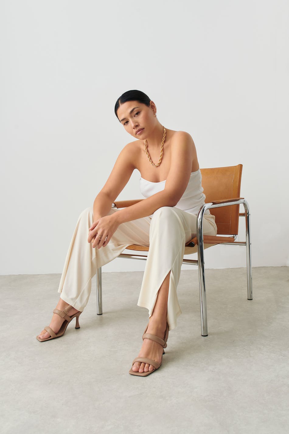 Wide slit trousers