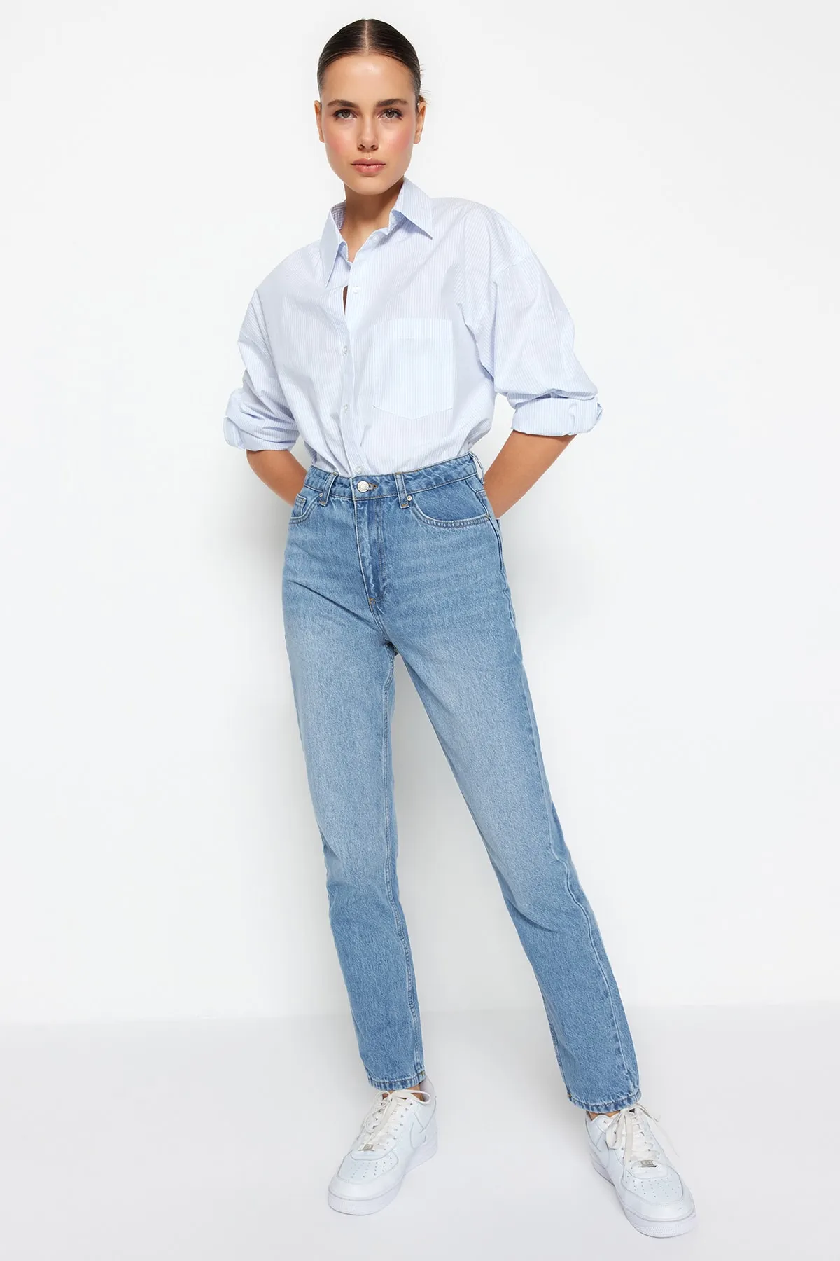 Trendyol Collection  Blaue, gerade Jeans mit hoher Taille TWOSS22JE0653