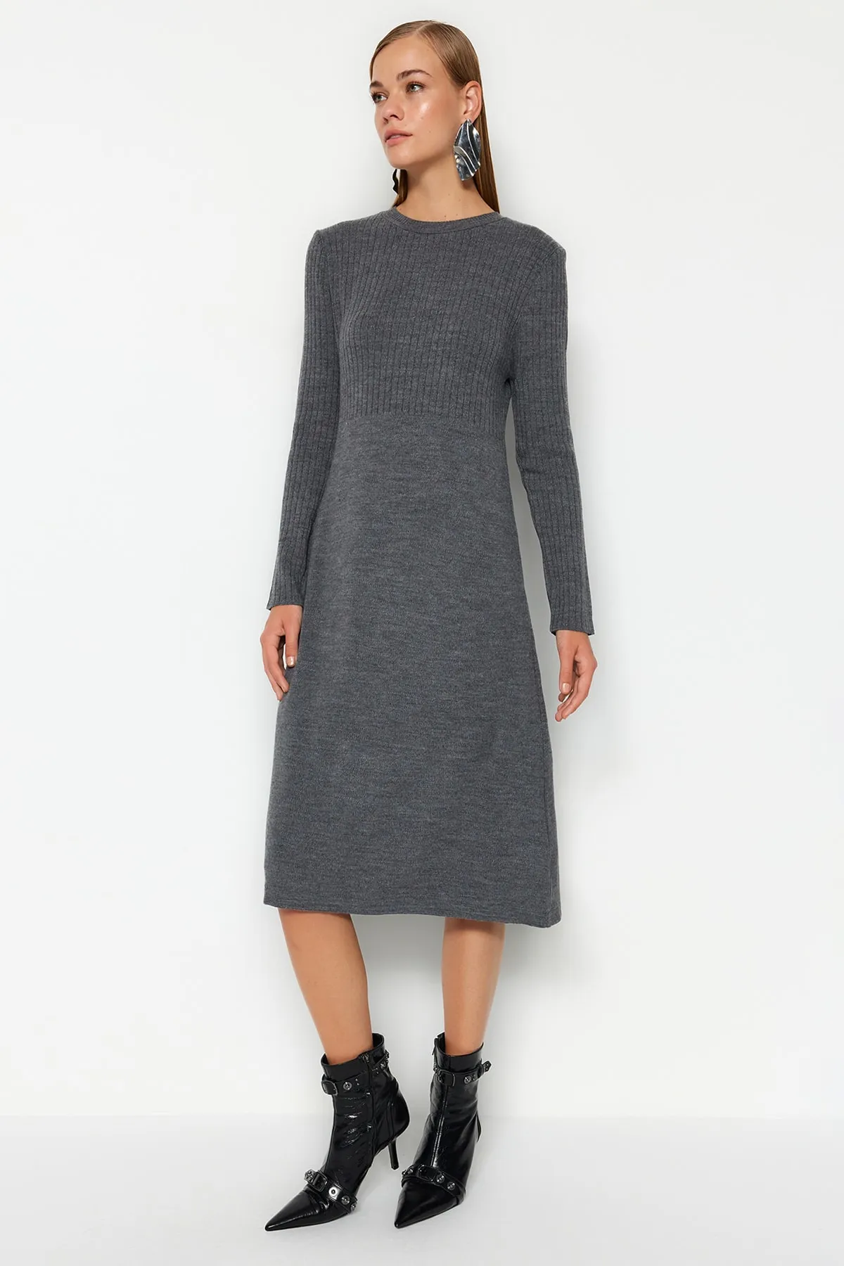 Trendyol Collection  Anthrazitfarbener, weit geschnittener Midi-Strickpullover mit hohem Kragen und Anzug TWOAW24EL00012