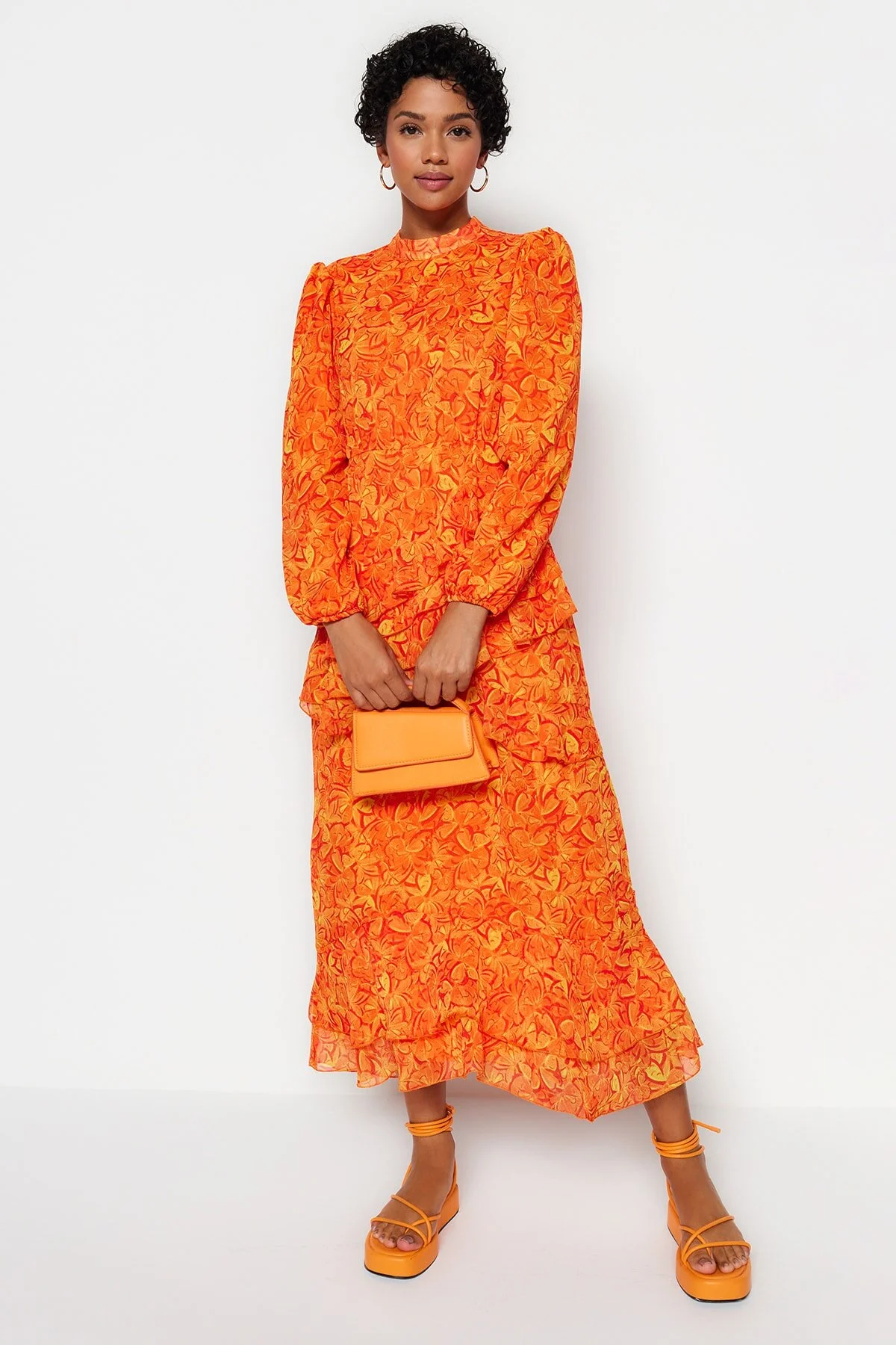 Trendyol Modest  Orangefarbenes Kleid aus gewebtem Chiffon mit Blumenrock, Rüschenfutter TCTSS23EB00160