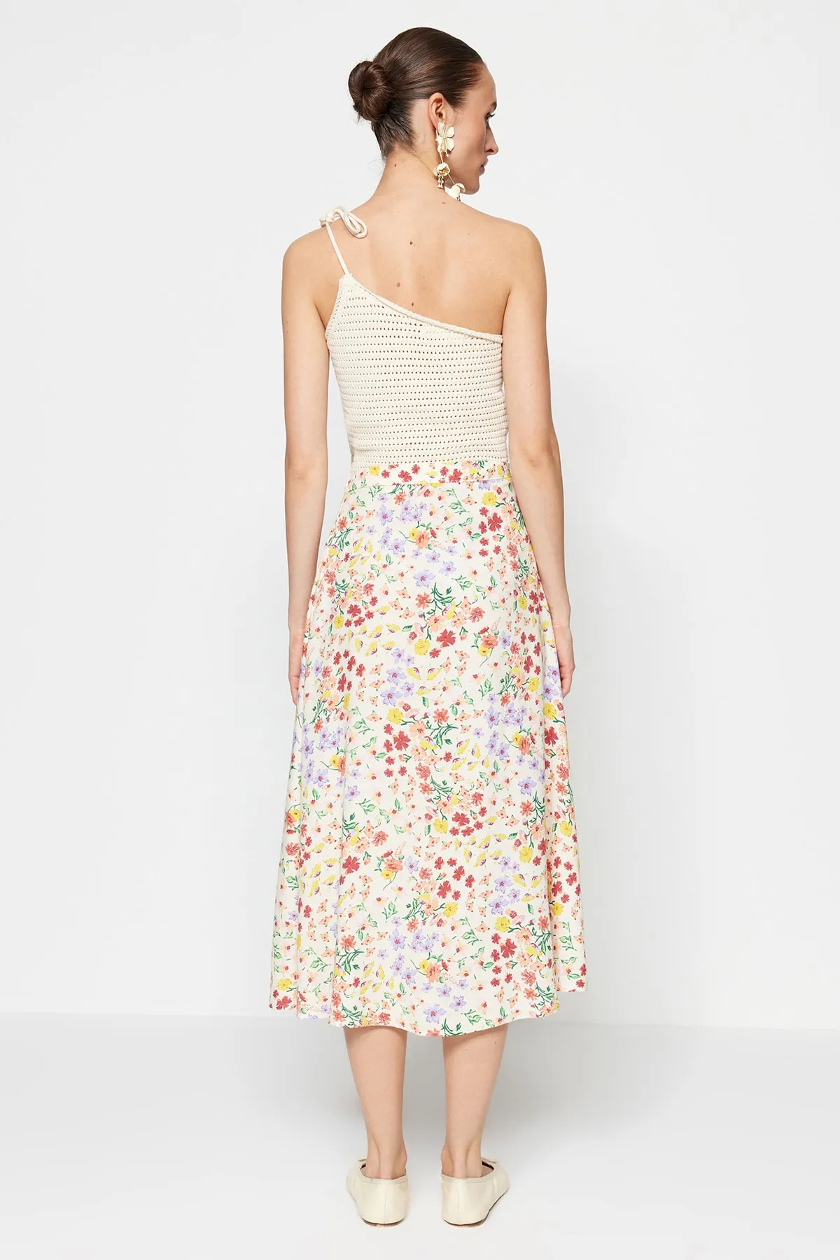 Trendyol Collection  Ecrufarbener Midi-Webrock aus Viskosestoff mit detailliertem Blumenmuster und Schlitz TWOSS20ET0230