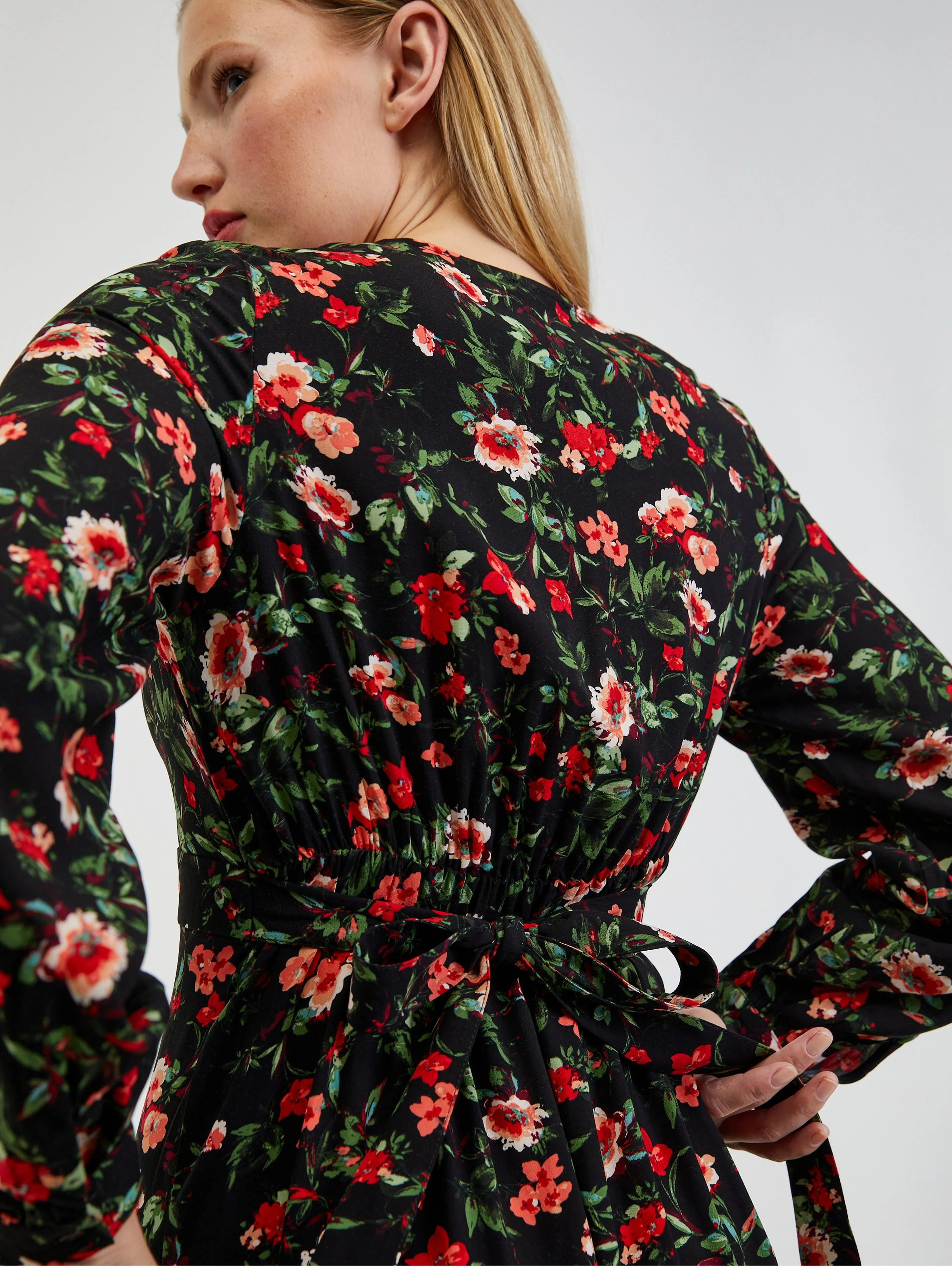 Rotes und schwarzes geblümtes Damenkleid ORSAY