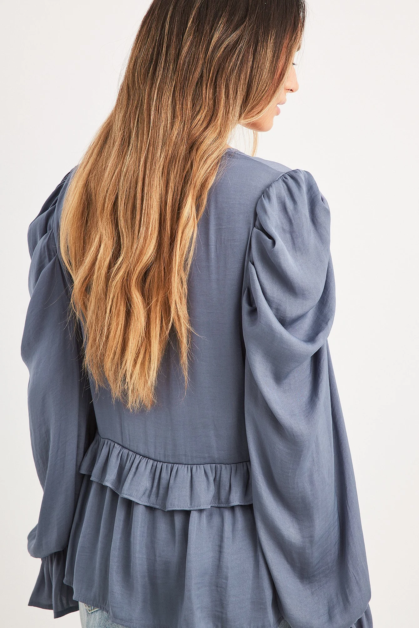 Strukturierte Bluse mit Rüschendetail und gebundenen Ärmeln