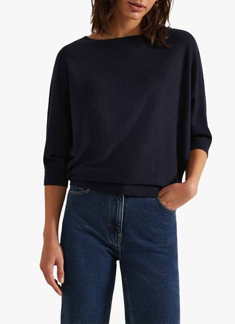 Tricou Cristine de la Phase Eight, confecționat din material tricotat subțire și elastic.