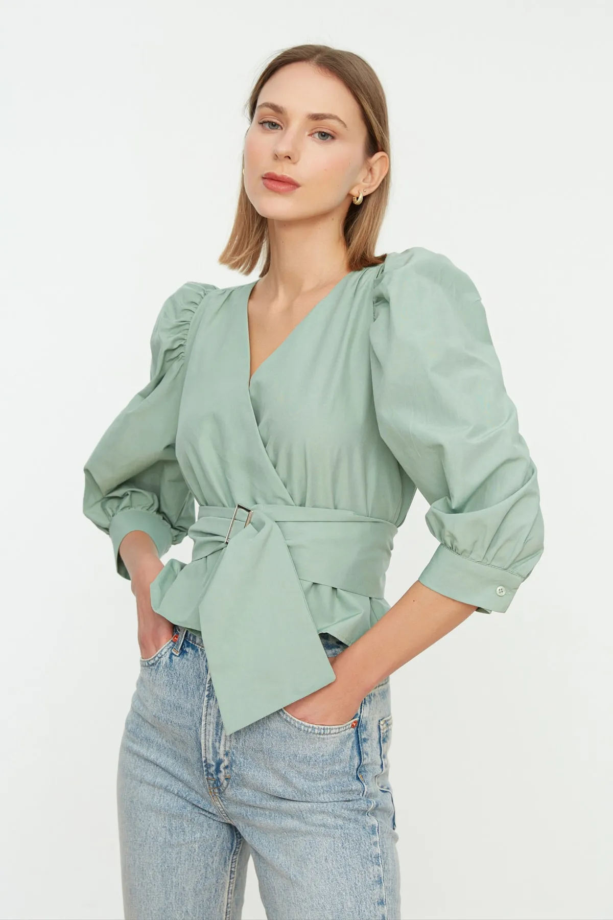 Trendyol Collection  Mintgrüne zweireihige Webbluse mit Gürtel TWOAW20BZ0923