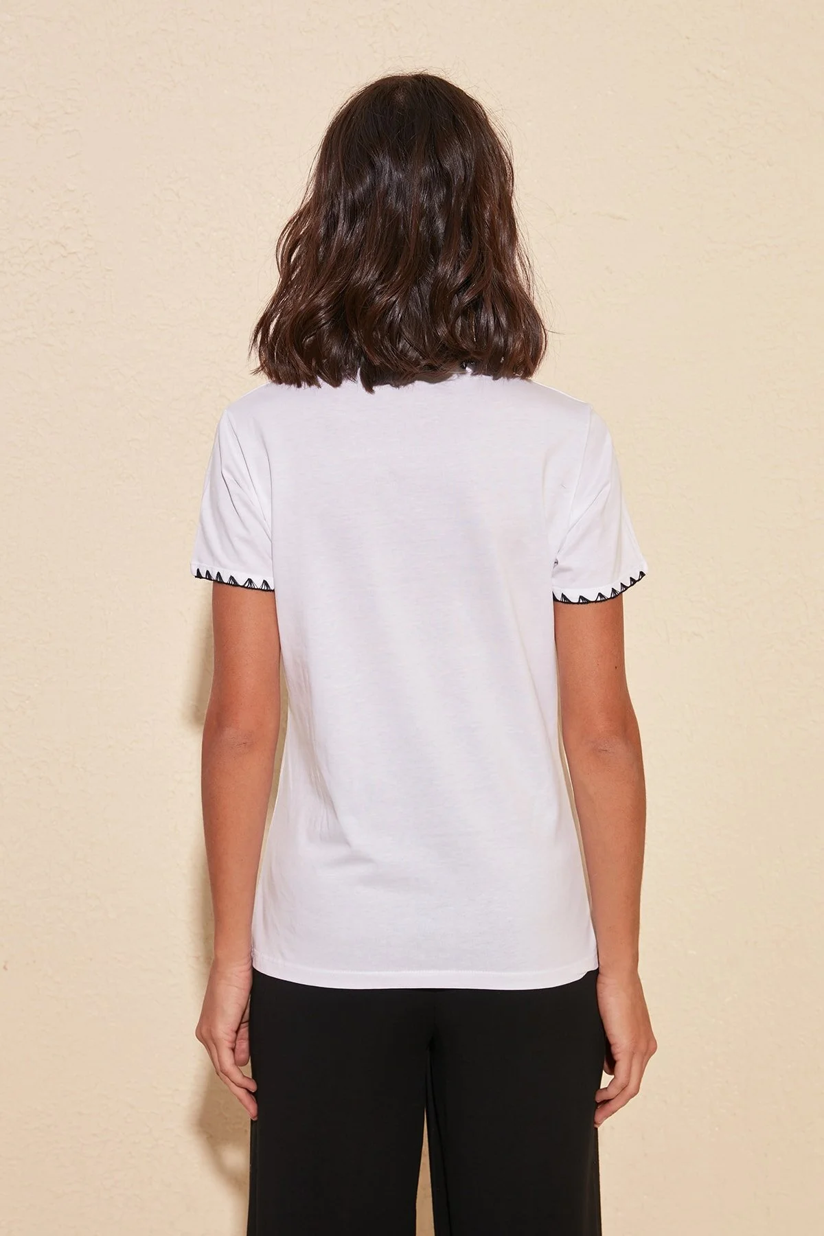 Trendyol Collection  Weißes Basic-Strick-T-Shirt aus 100 % Baumwolle mit Rundhalsausschnitt und Kontrastnähten TWOSS19AD0085