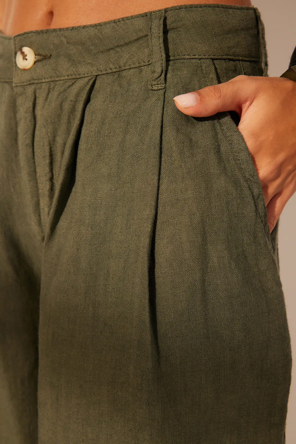 Trendyol Collection  Grüne Hose aus 100 % Leinen mit hoher Taille TWOSS24JE00243