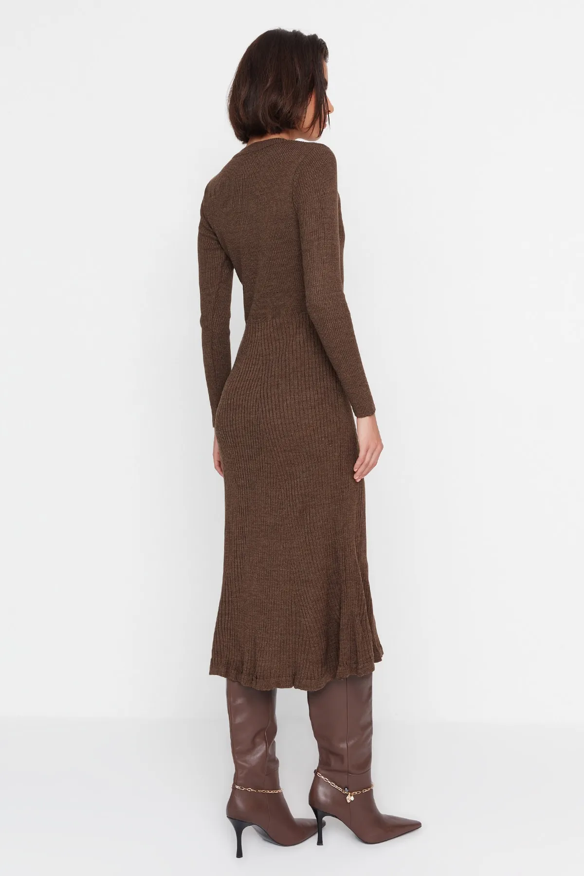 Trendyol Collection  Braunes Midi-Strickkleid mit Rundhalsausschnitt TWOAW21EL0422
