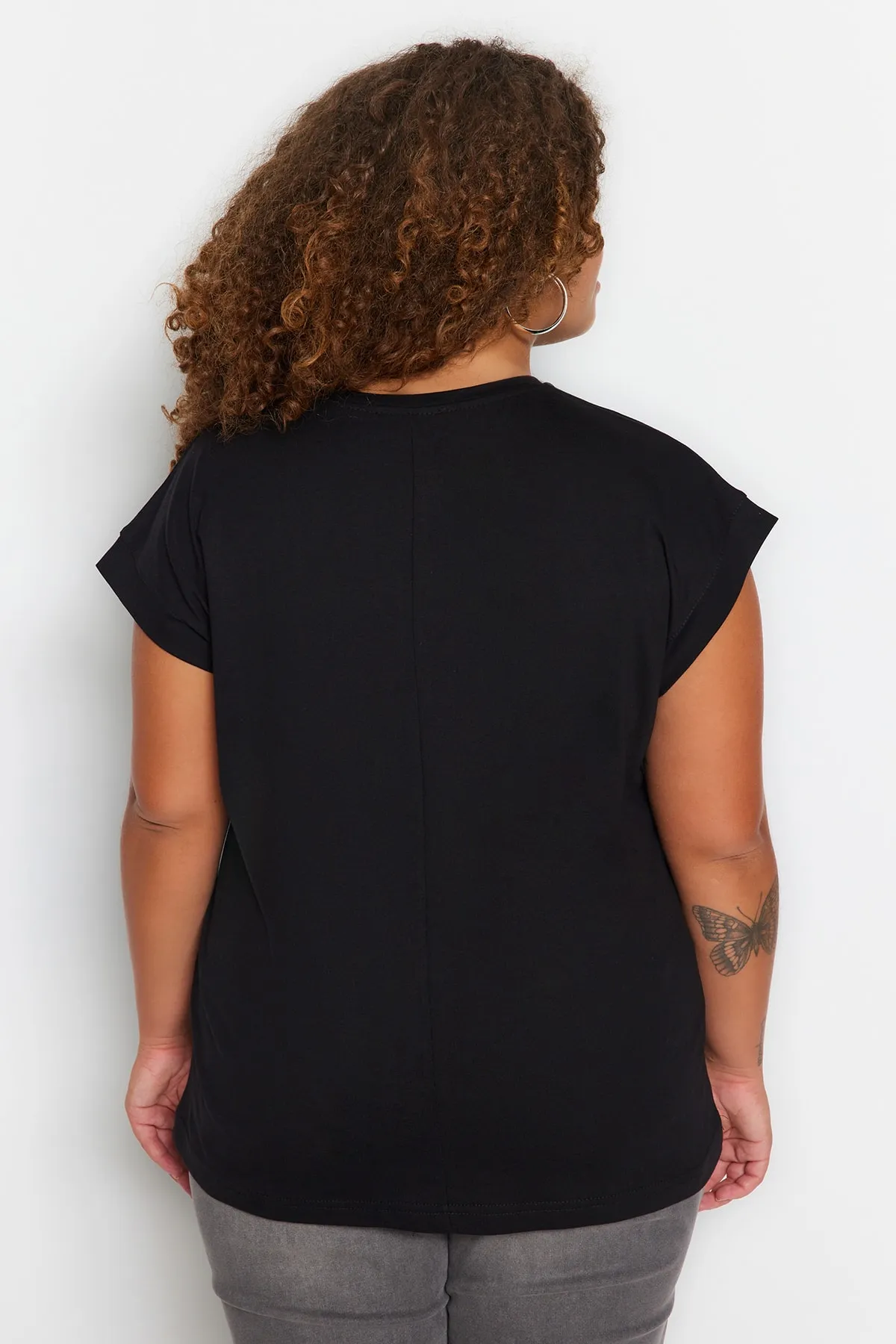 Trendyol Curve  Schwarzes, mit Juwelen besetztes Strick-T-Shirt mit Rundhalsausschnitt TBBSS23BF00041 TBBSS23BF00041