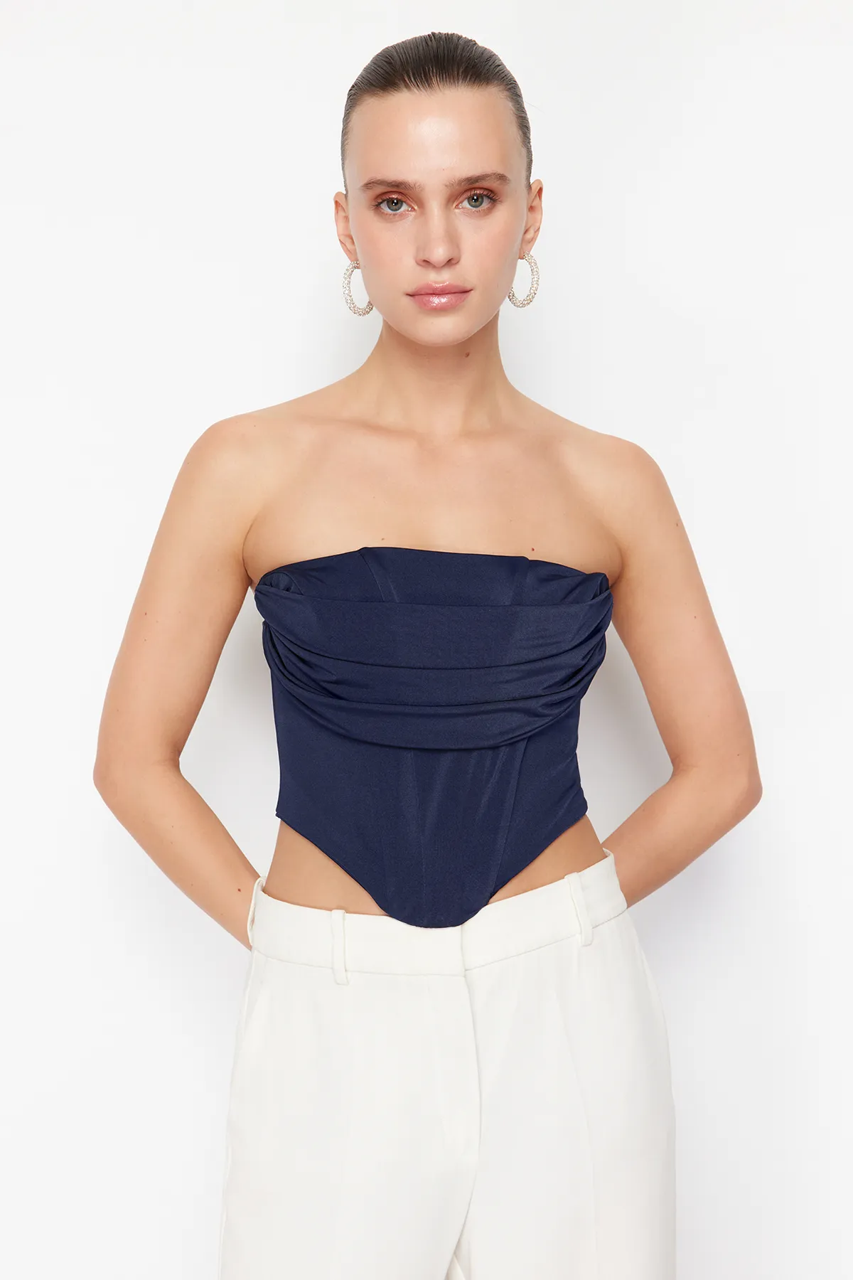 Trendyol Collection  Marineblaues, kurzes, gefüttertes Strickkorsett mit detailliertem Bustier TPRSS23BS00006