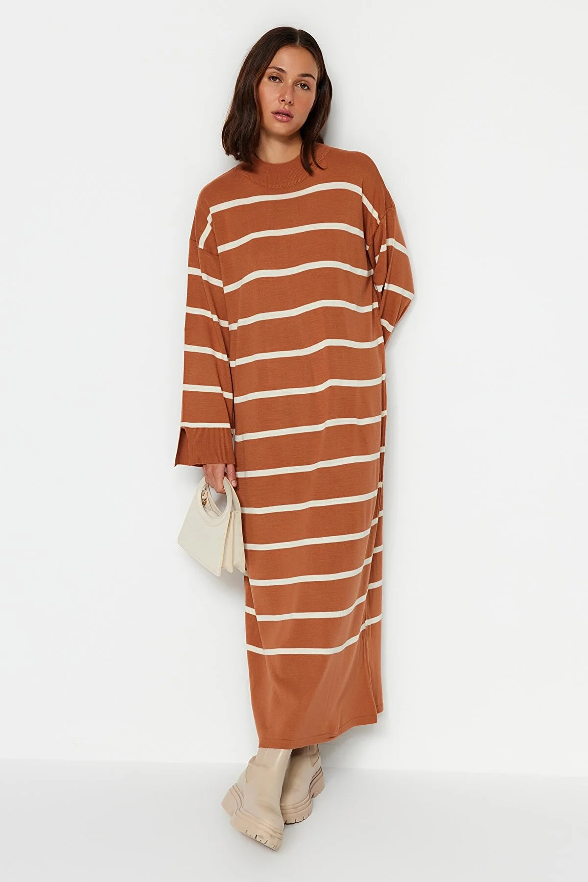 Trendyol Modest  Hellbraunes Strickkleid mit gestreiften Ärmeln und Schlitzdetails TCTAW24EB00018
