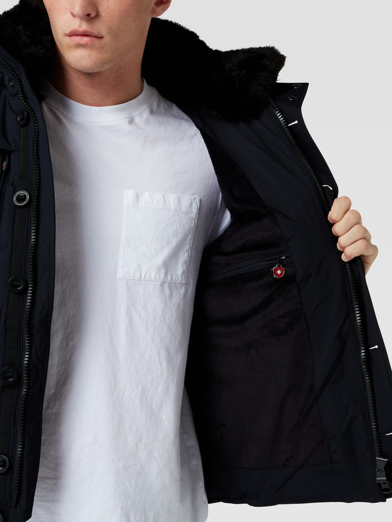 Steppjacke mit Label-Patch in marineblau