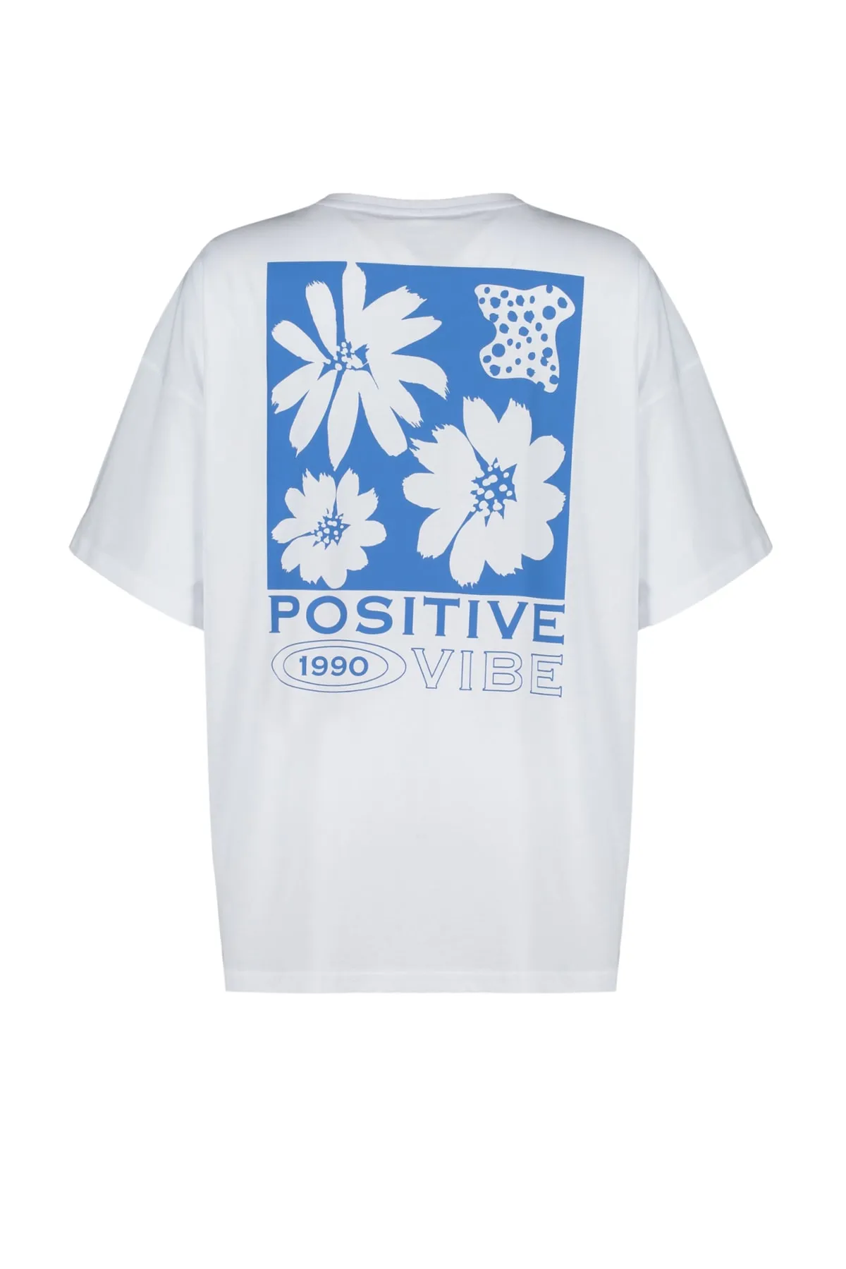 Trendyol Collection  Weißes Strick-T-Shirt mit Rundhalsausschnitt aus 100 % Baumwolle mit Aufdruck auf der Rückseite und weiter Passform TWOSS23TS00321