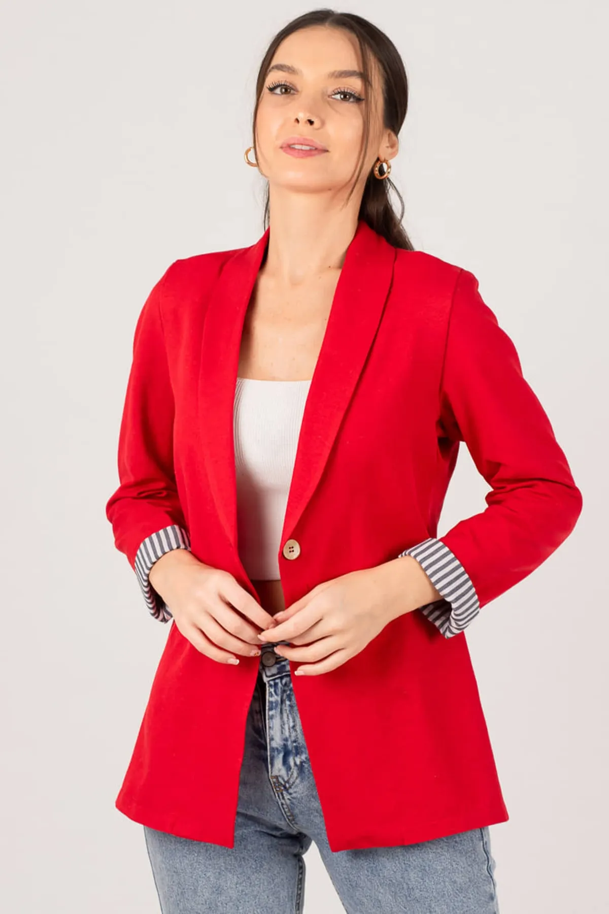 armonika  Gestreifte Damenjacke mit roten Ärmeln und einem Knopf ARM-22K001122