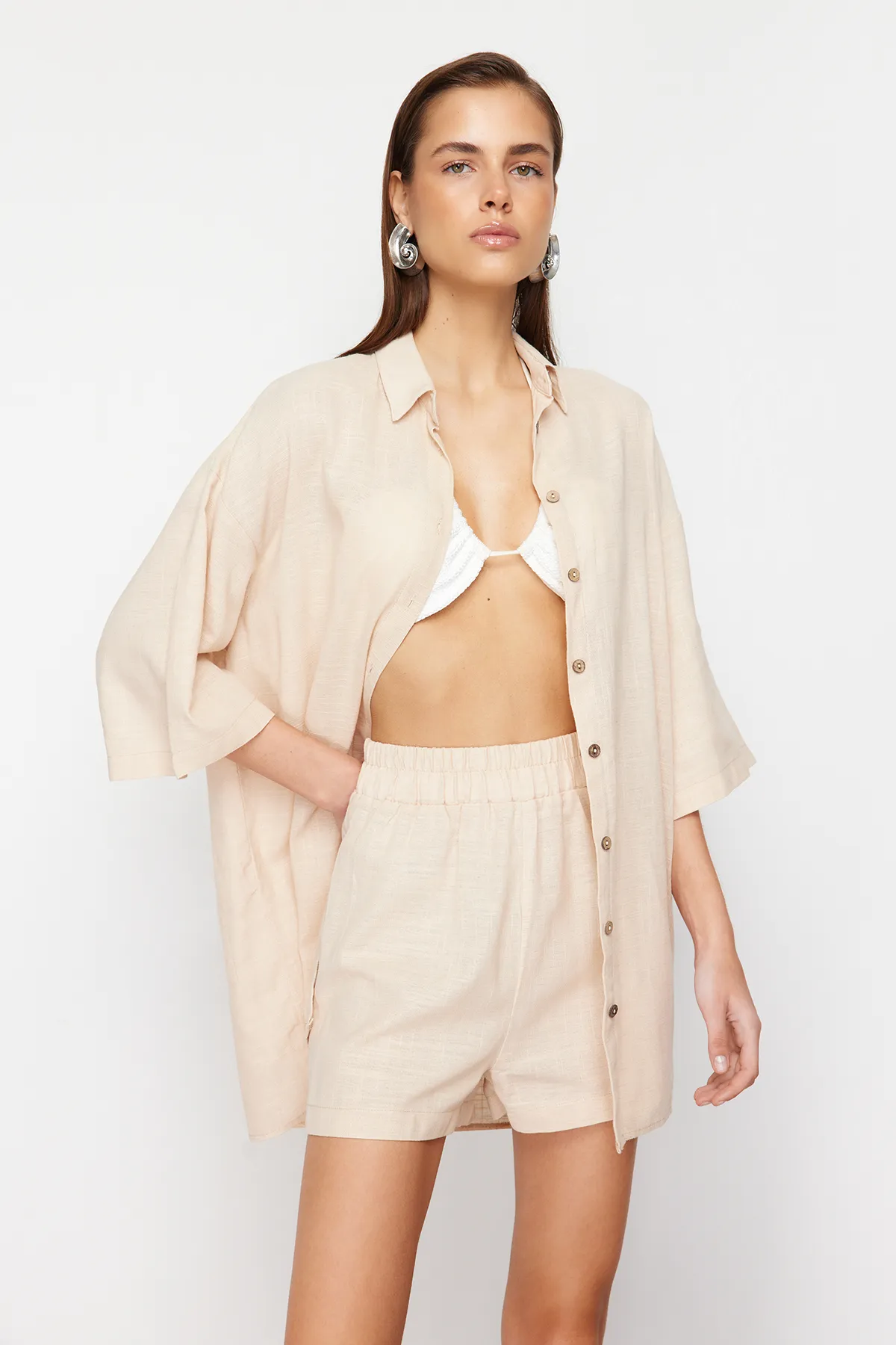 Trendyol Collection  Beigefarbenes Hemd-Shorts-Set aus gewebtem Leinengemisch TBESS24AU00042