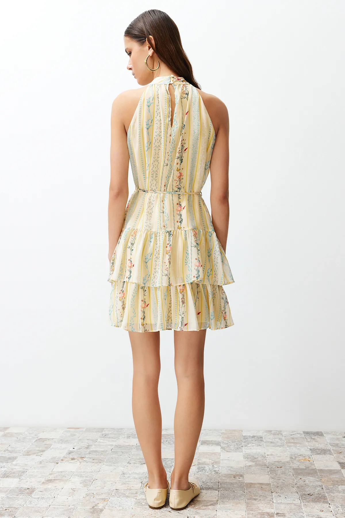 Trendyol Collection  Gelbes mehrlagiges A-Linien-/Glockenform-Minikleid mit Futter aus Webstoff mit Blumendruck TWOSS23EL02056