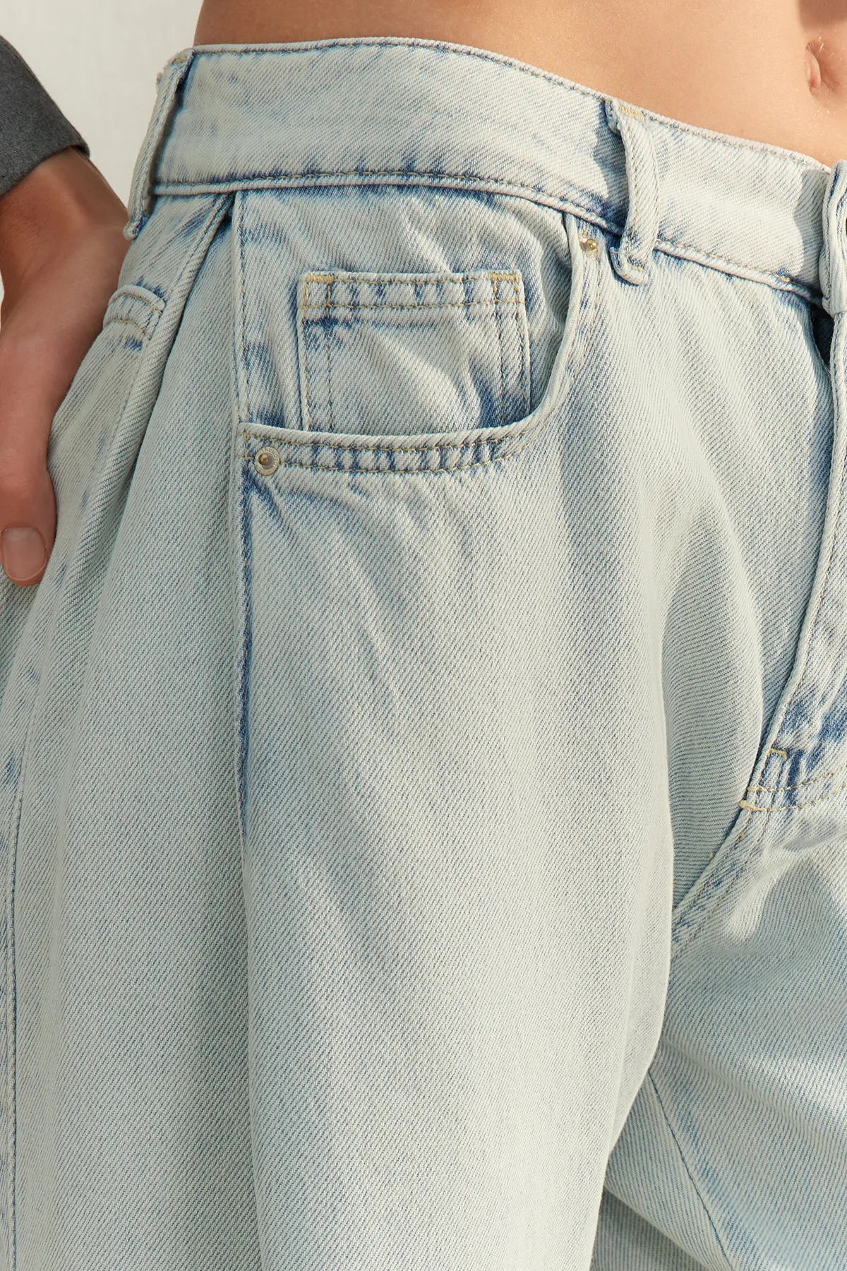 Trendyol Collection  Hellblaue Jeans mit hoher Taille und extra weitem Bein und Ziernähten TWOAW24JE00260