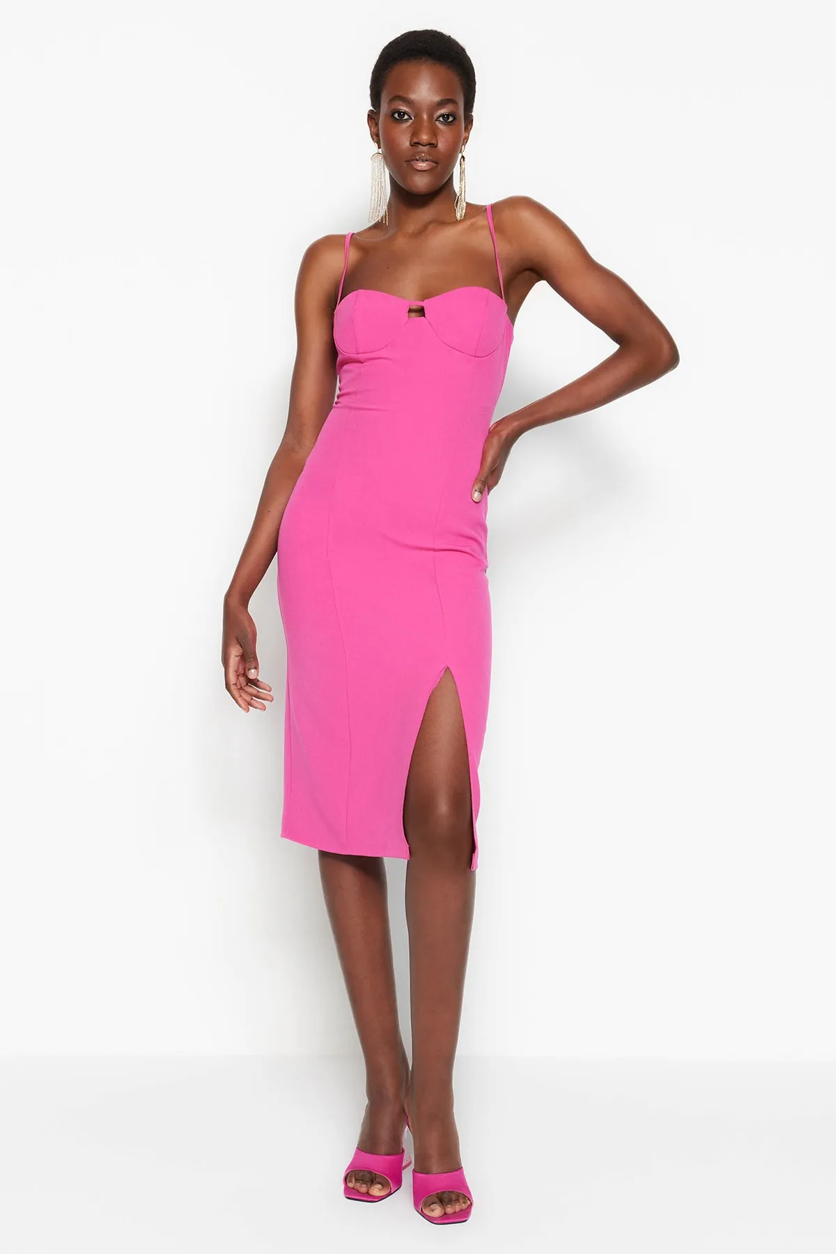 Trendyol Collection  Tailliertes Abendkleid in Fuchsia mit gewebtem Fenster/Ausschnittdetail TPRSS23EL00223
