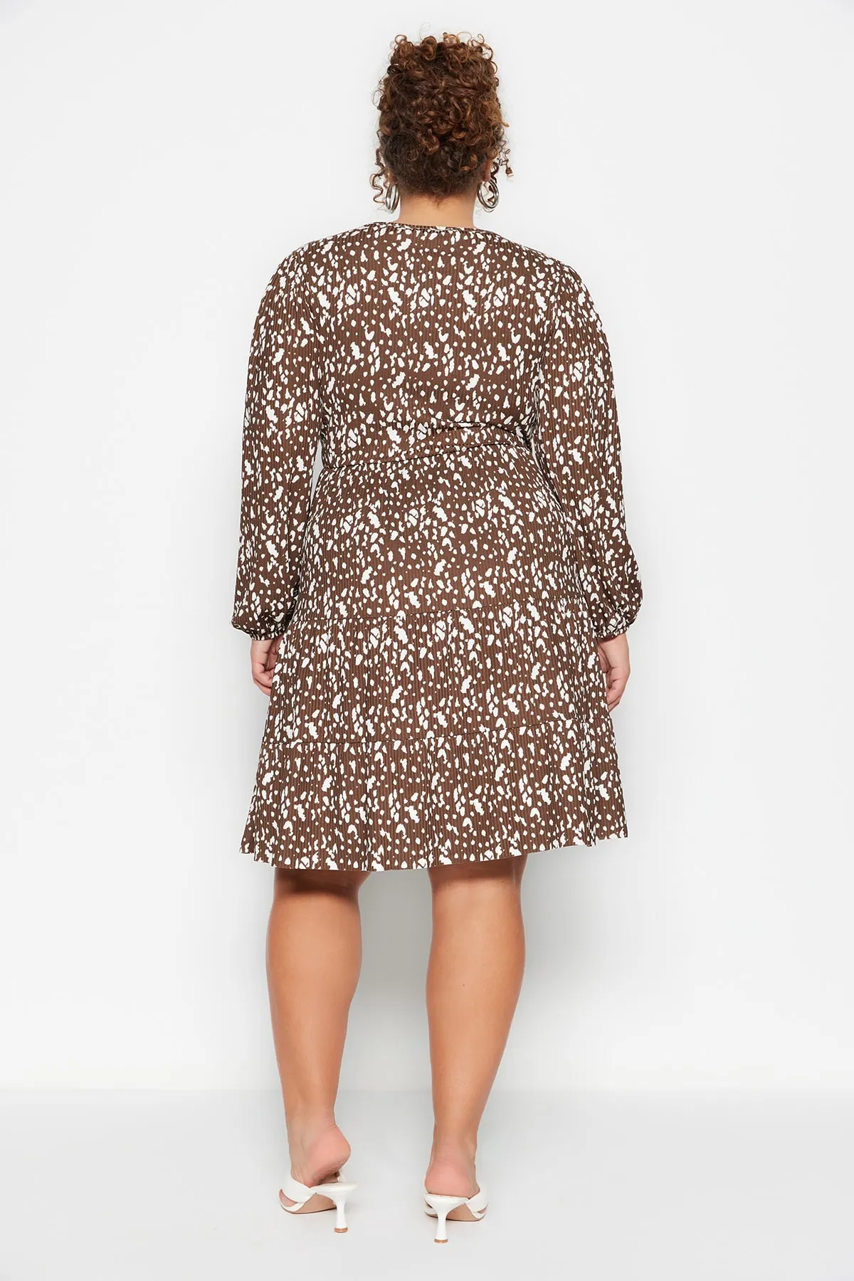 Trendyol Curve  Braunes A-Linien-Strickkleid mit zweireihigem Kragen und Tupfenmuster TBBAW23AH00003