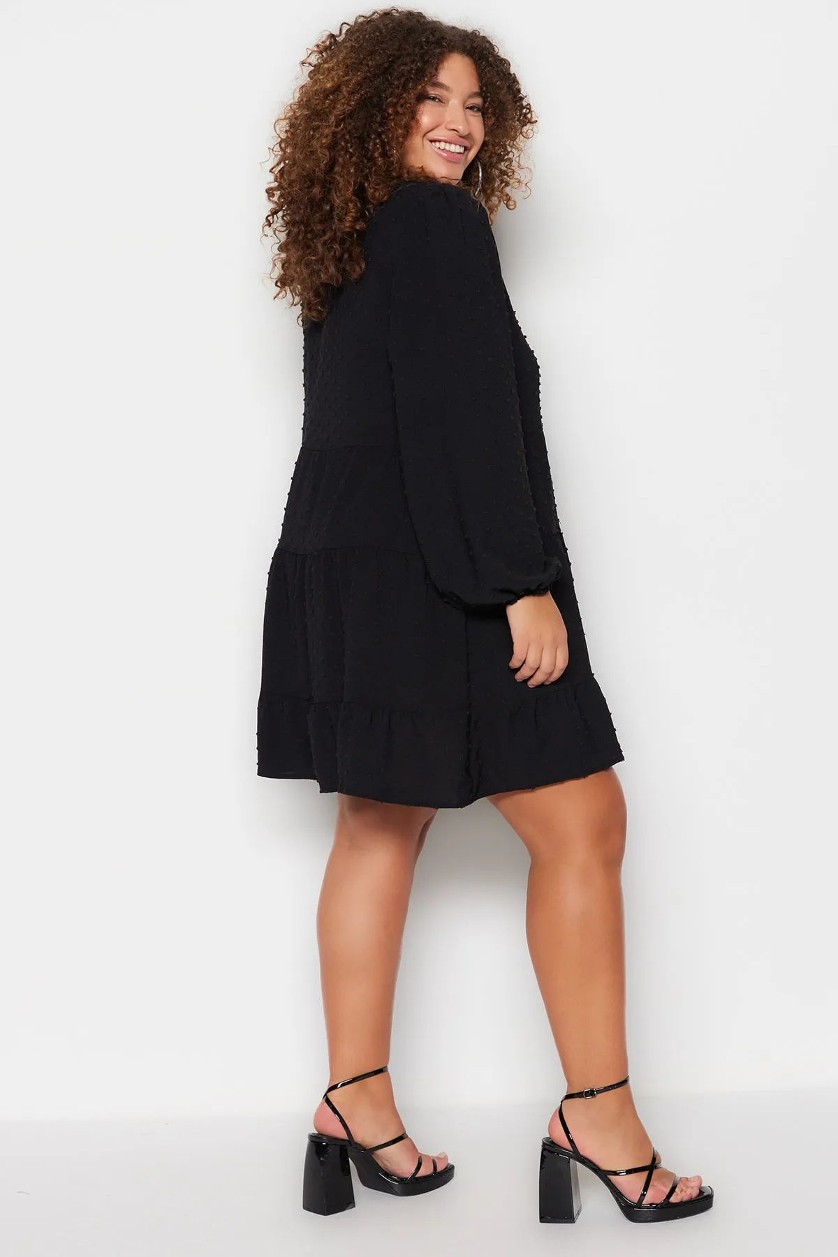 Trendyol Curve  Schwarzes gewebtes Chiffonkleid mit V-Ausschnitt TBBSS23AH00178
