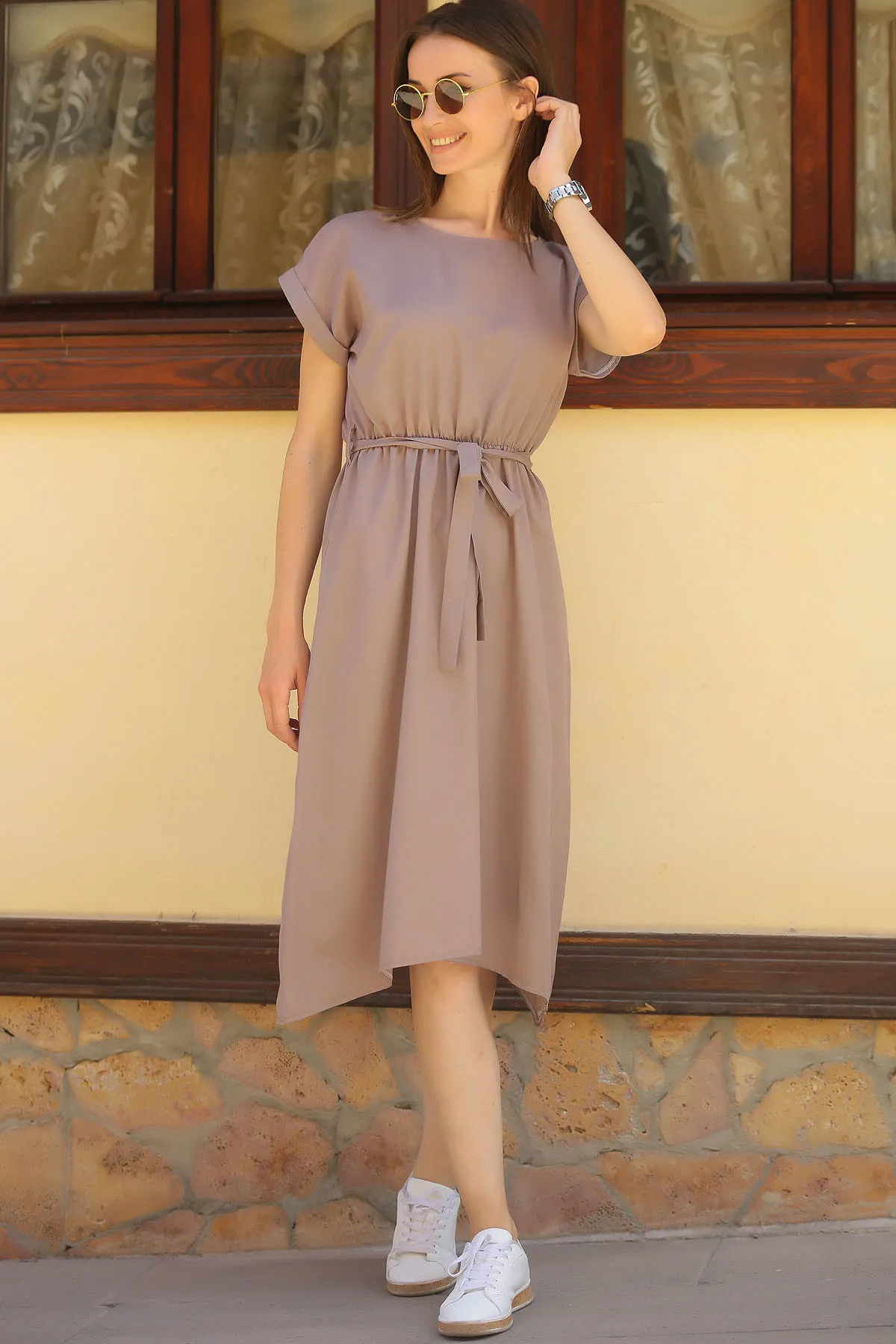 armonika  Nerzfarbenes Damenkleid mit elastischer Taille und Bindeband ARM-18Y001120