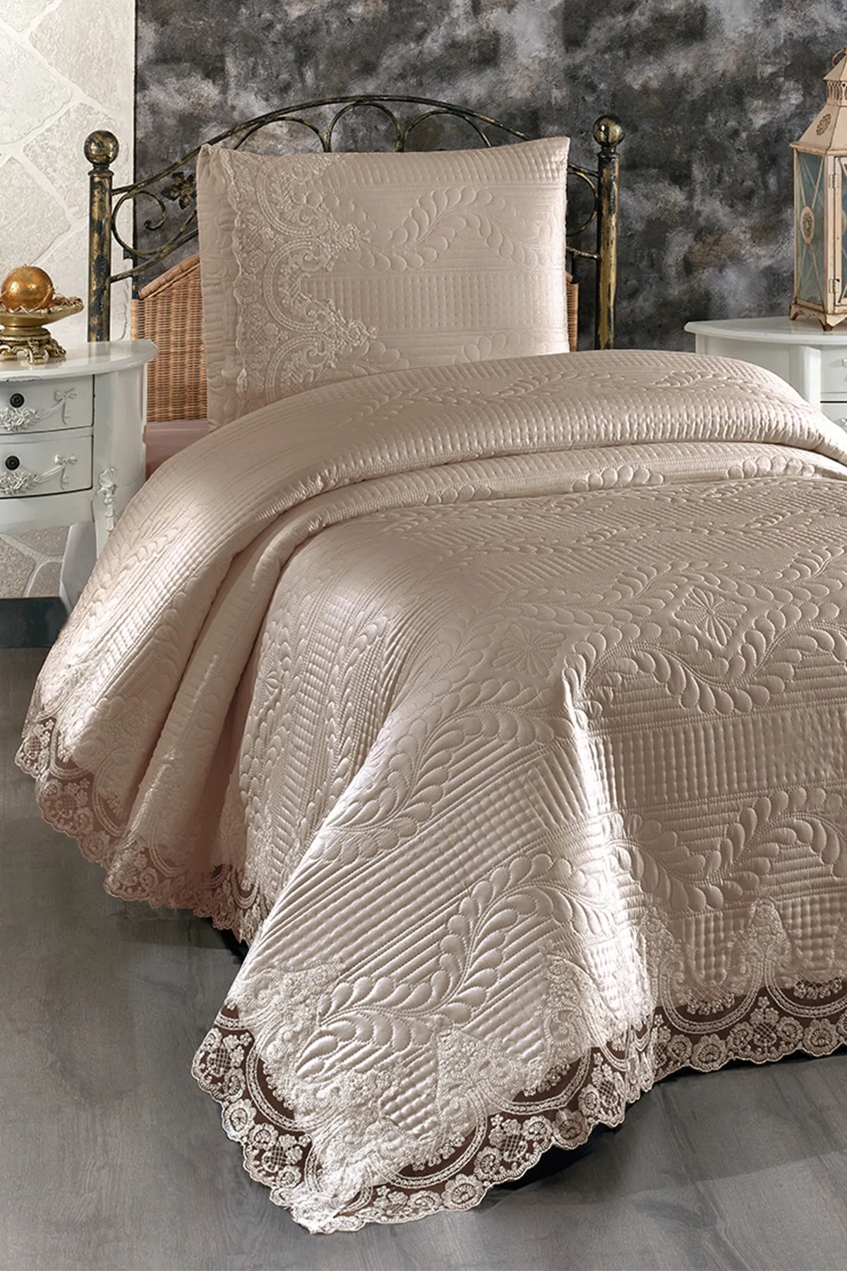 Çeyiz Diyarı  Gesteppte Tagesdecke für Einzelbett, Simirna-Spitze, heller Cappuccino