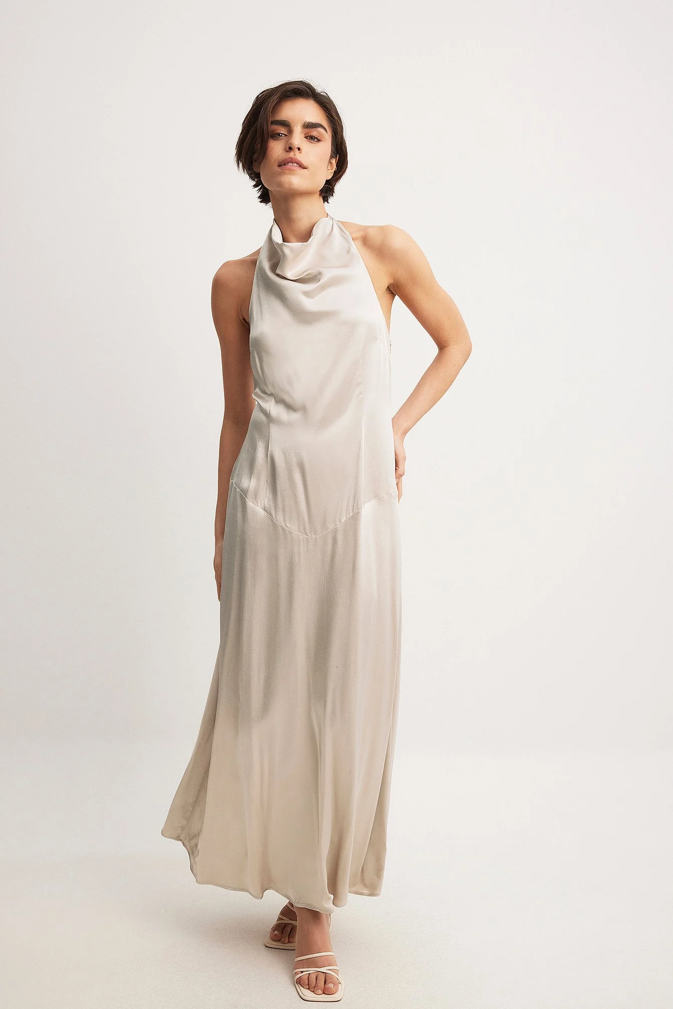 Neckholder-Maxikleid aus Satin
