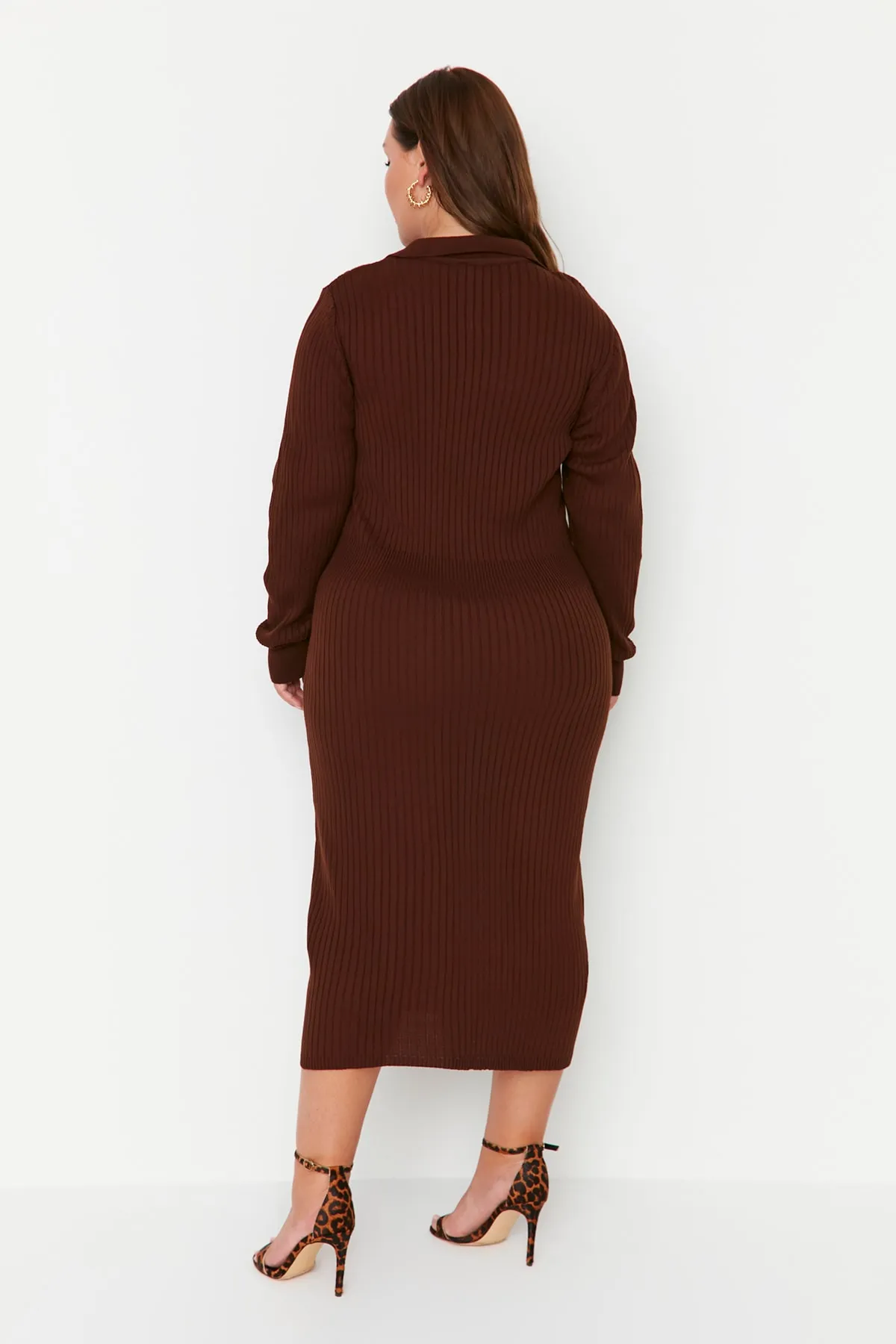 Trendyol Curve  Dunkelbraunes Strickkleid mit Polokragen