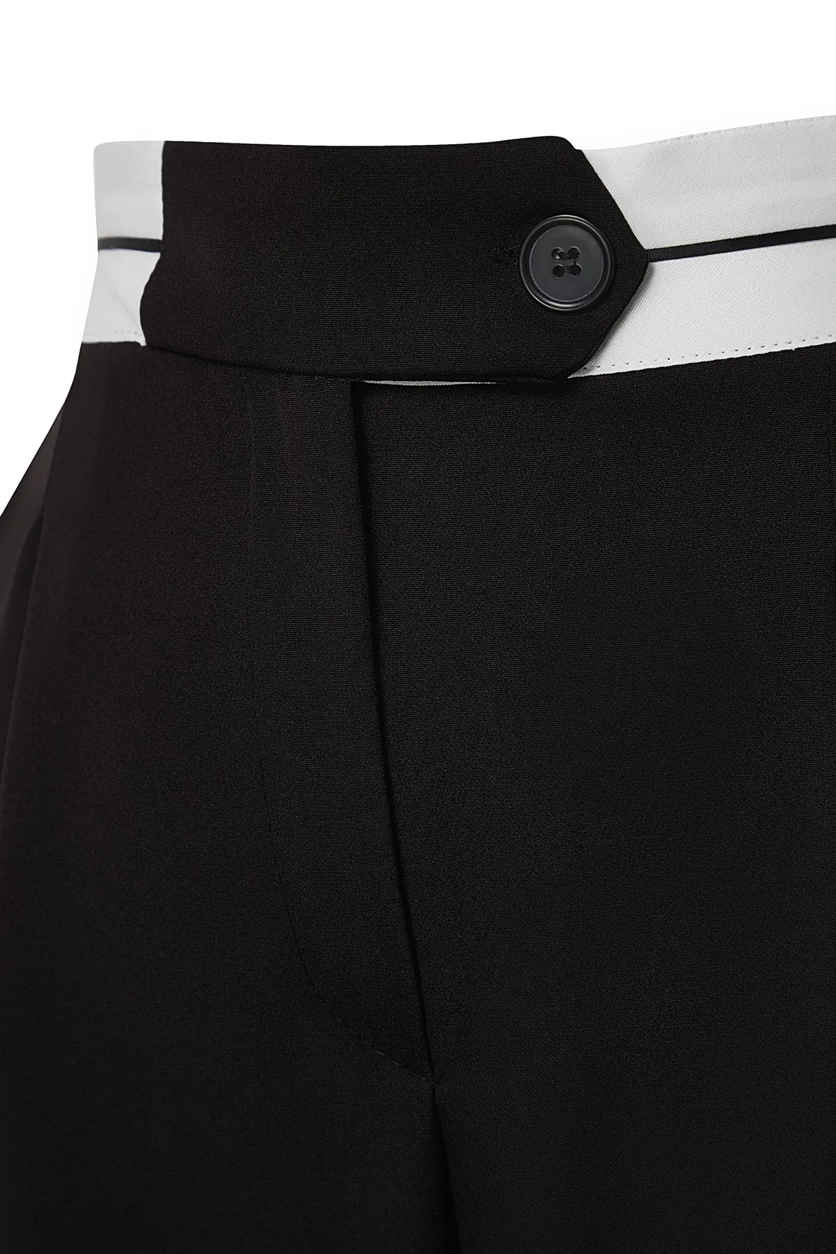 Trendyol Collection  Schwarze Hose mit weitem Bein und gewebtem Taillendetail TWOAW24PL00037