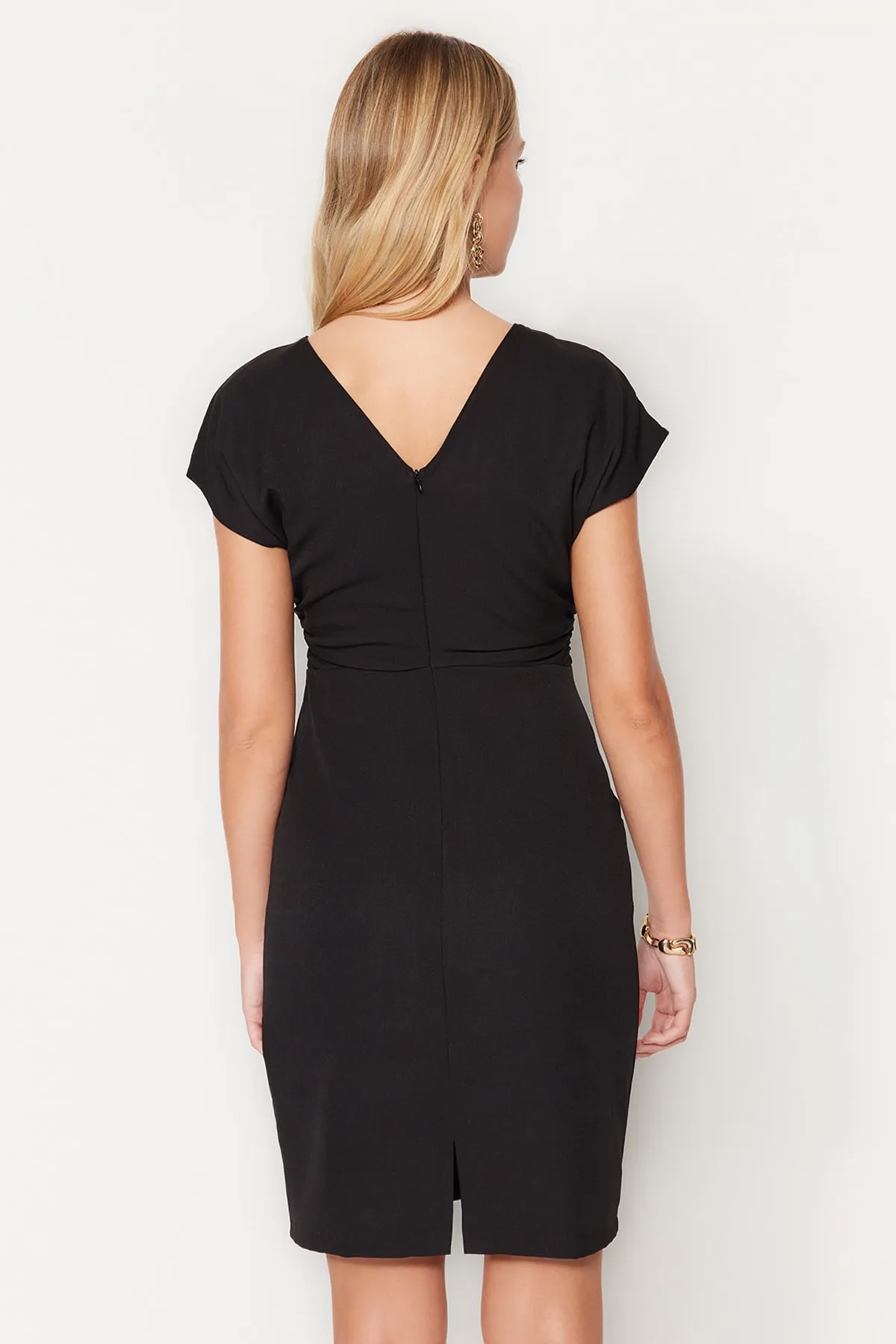 Trendyol Collection  Schwarzes, figurbetontes Mini-Webkleid mit Rückendetails TWOSS23EL01672