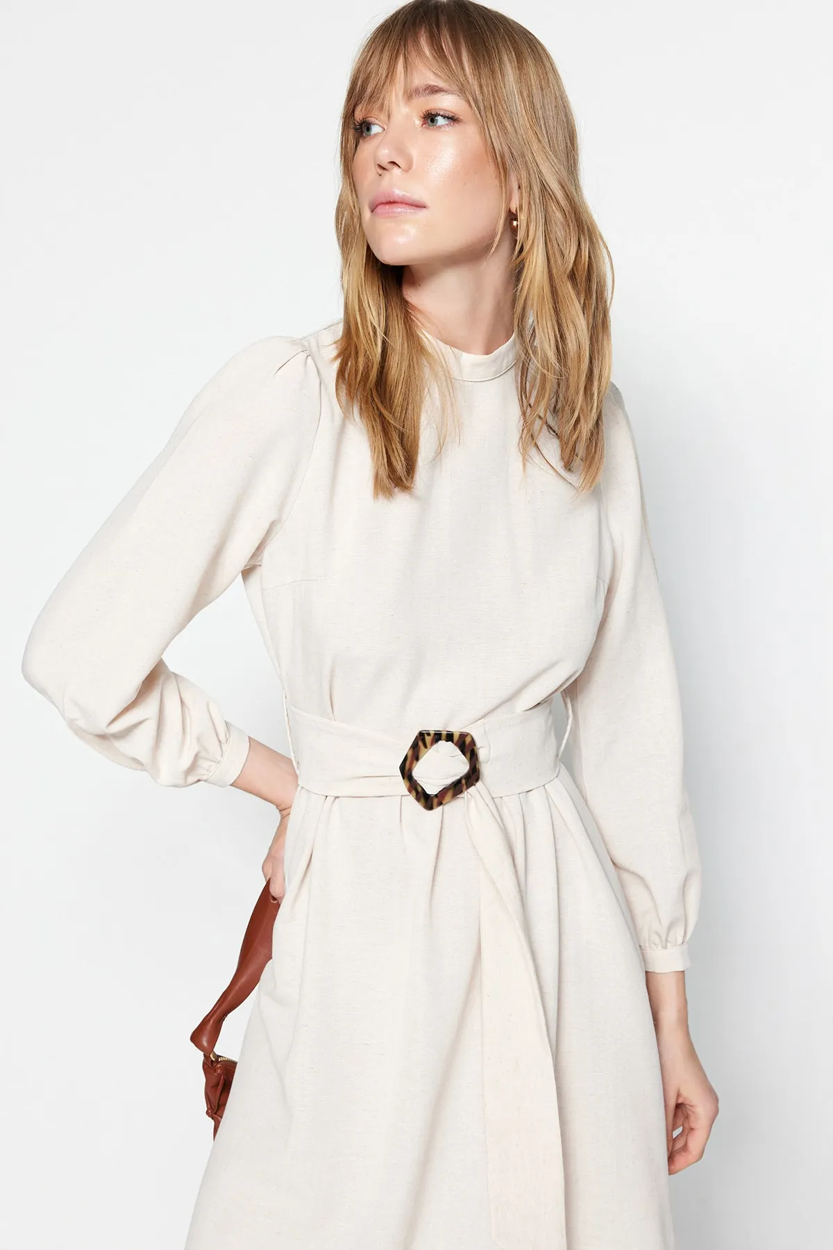 Trendyol Modest  Ecrufarbenes, gewebtes Kleid in Leinenoptik mit Gürtel und Stehkragen TCTSS23EB00018