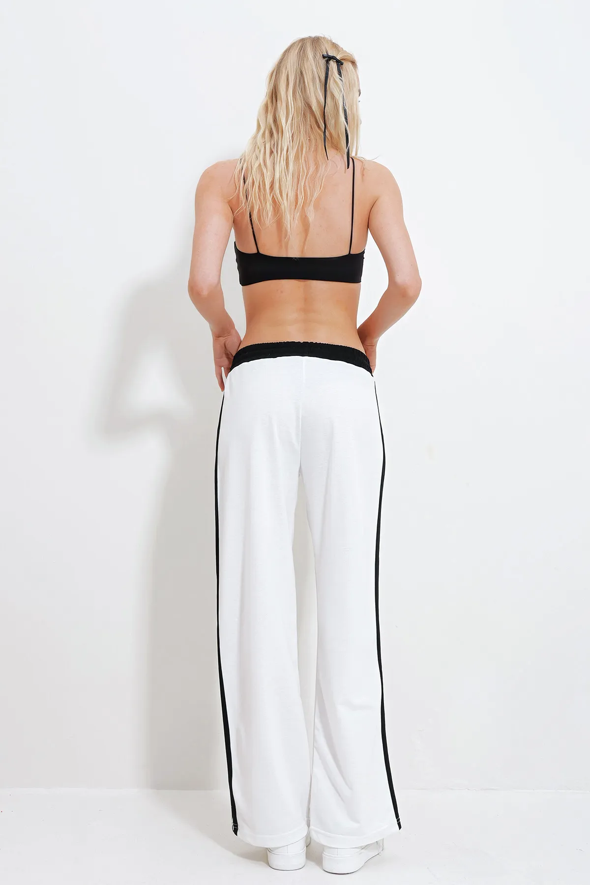 Trend Alaçatı Stili  Weiße Pazalazzo-Jogginghose mit elastischem Bund und doppeltem Streifen für Damen ALC-X11969