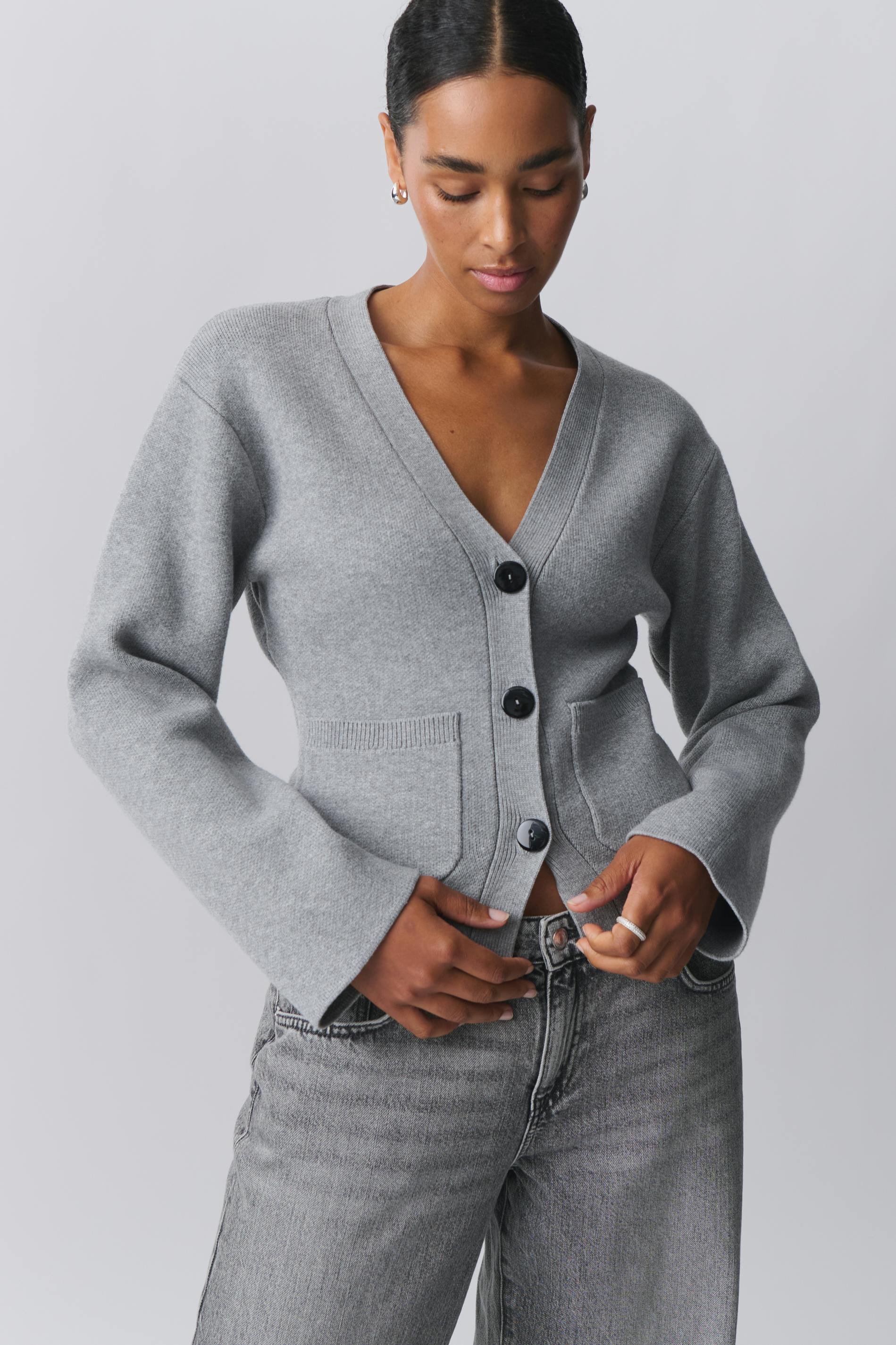 Shaped knitted cardigan