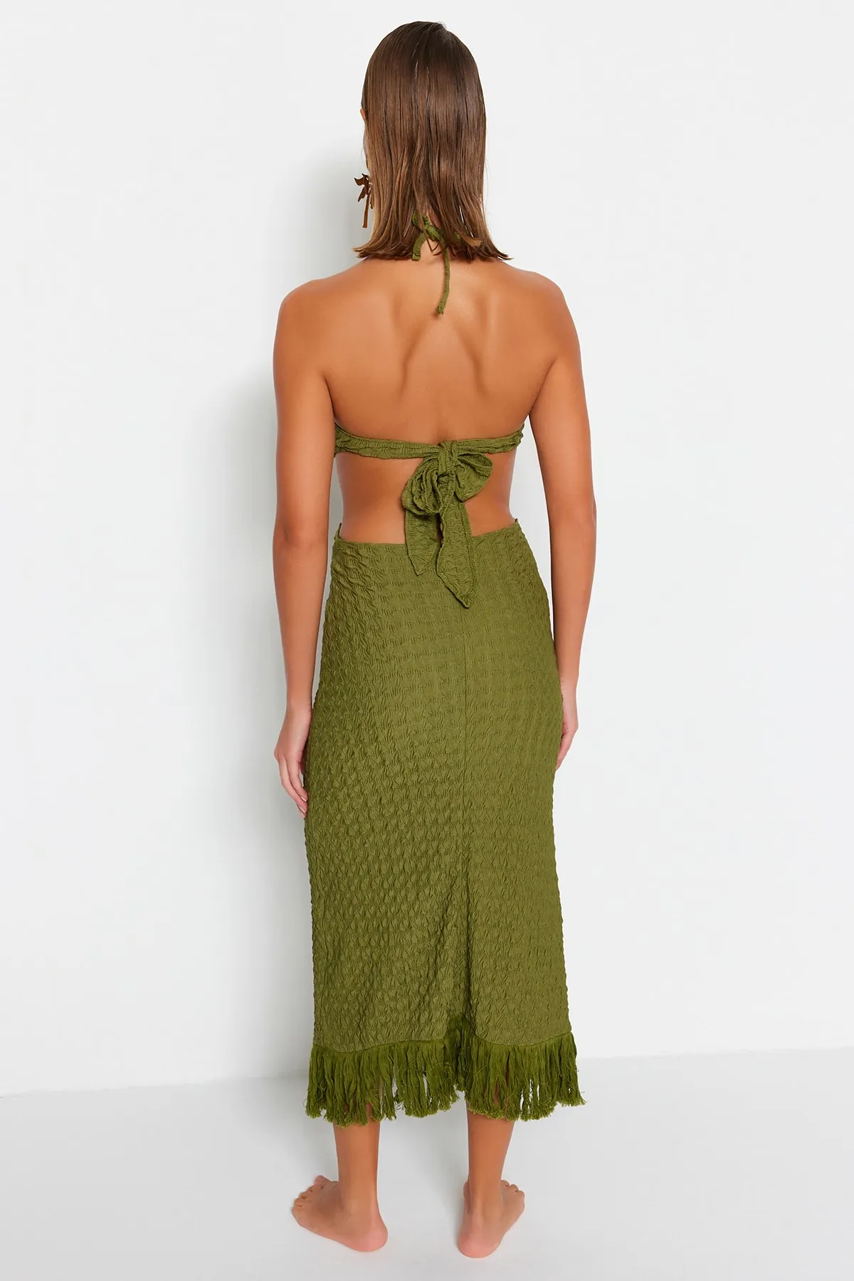 Trendyol Collection  Khakifarbenes, tailliertes, gestricktes Maxi-Strandkleid mit Ausschnitten/Fenstern TBESS23EL00154