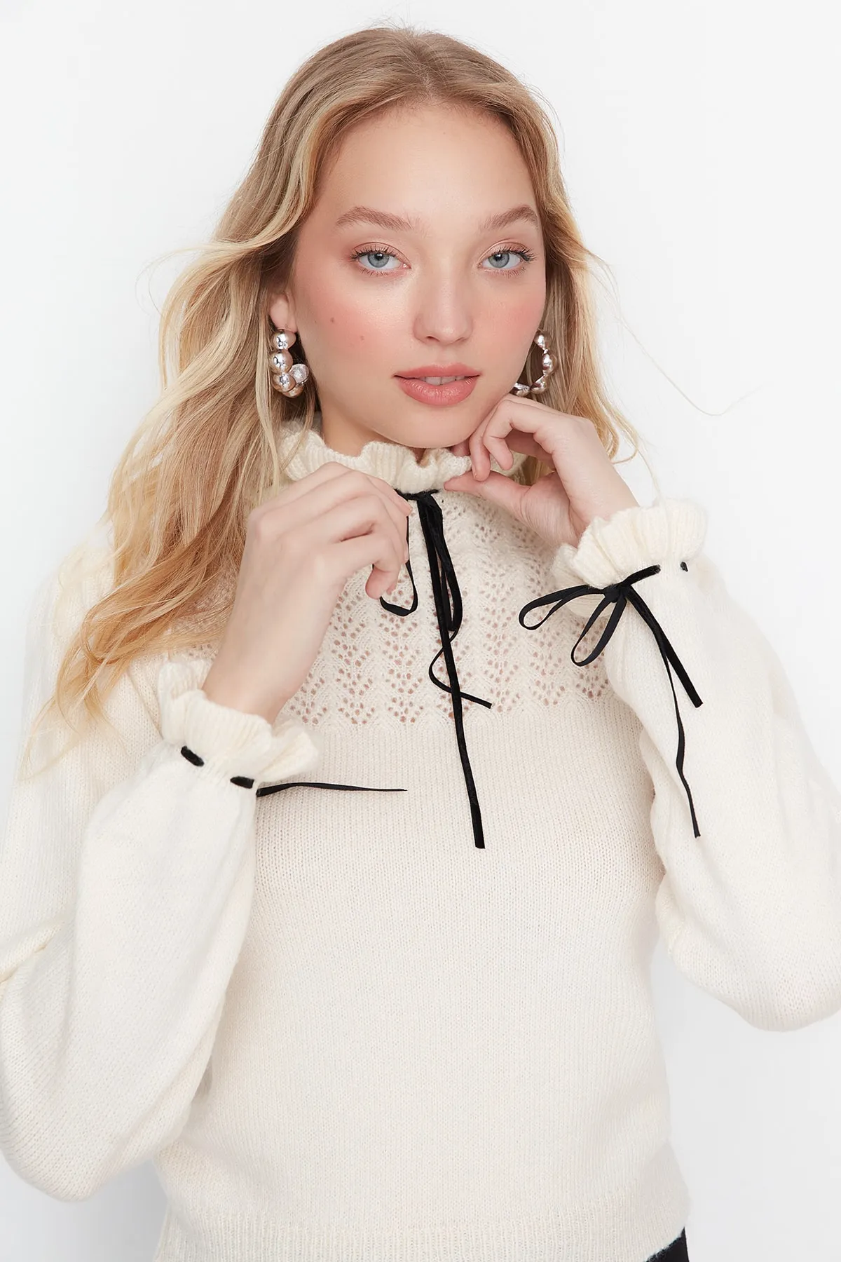 Trendyol Collection  Ecrufarbener, weich strukturierter Strickpullover mit Lochmuster TWOAW21KZ2355