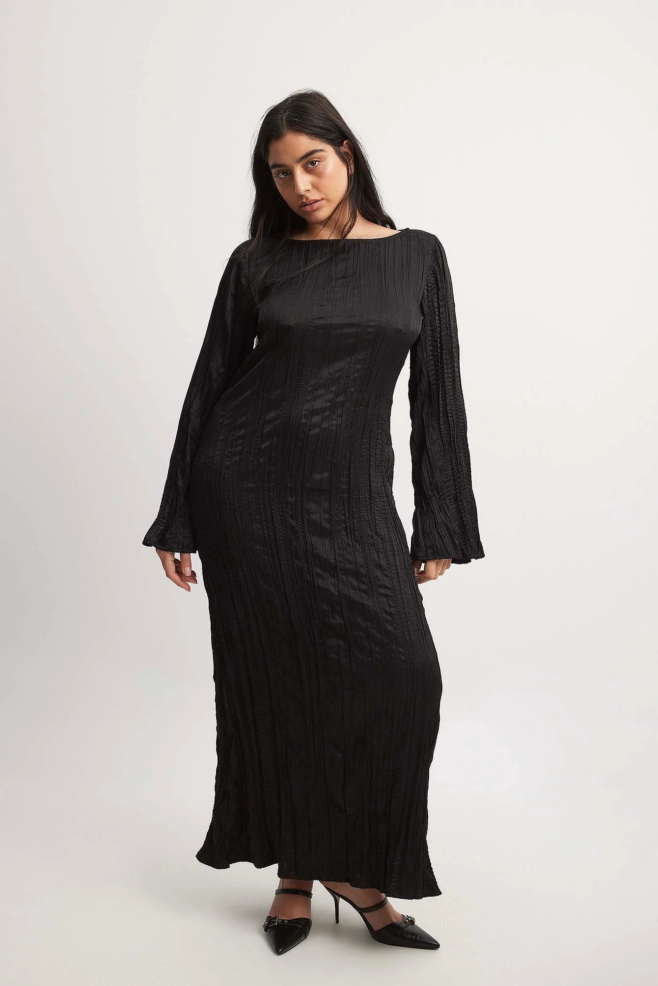 Maxikleid in Knitteroptik mit langen Ärmeln und offenem Rücken
