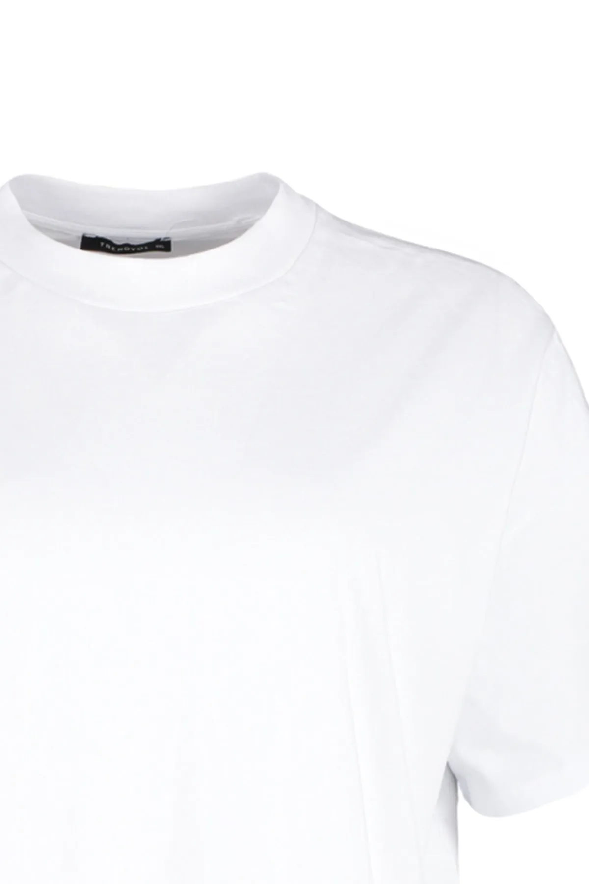 Trendyol Curve  Geripptes, weit geschnittenes Basic-Strick-T-Shirt mit weißem Kragen TBBSS23BF00017