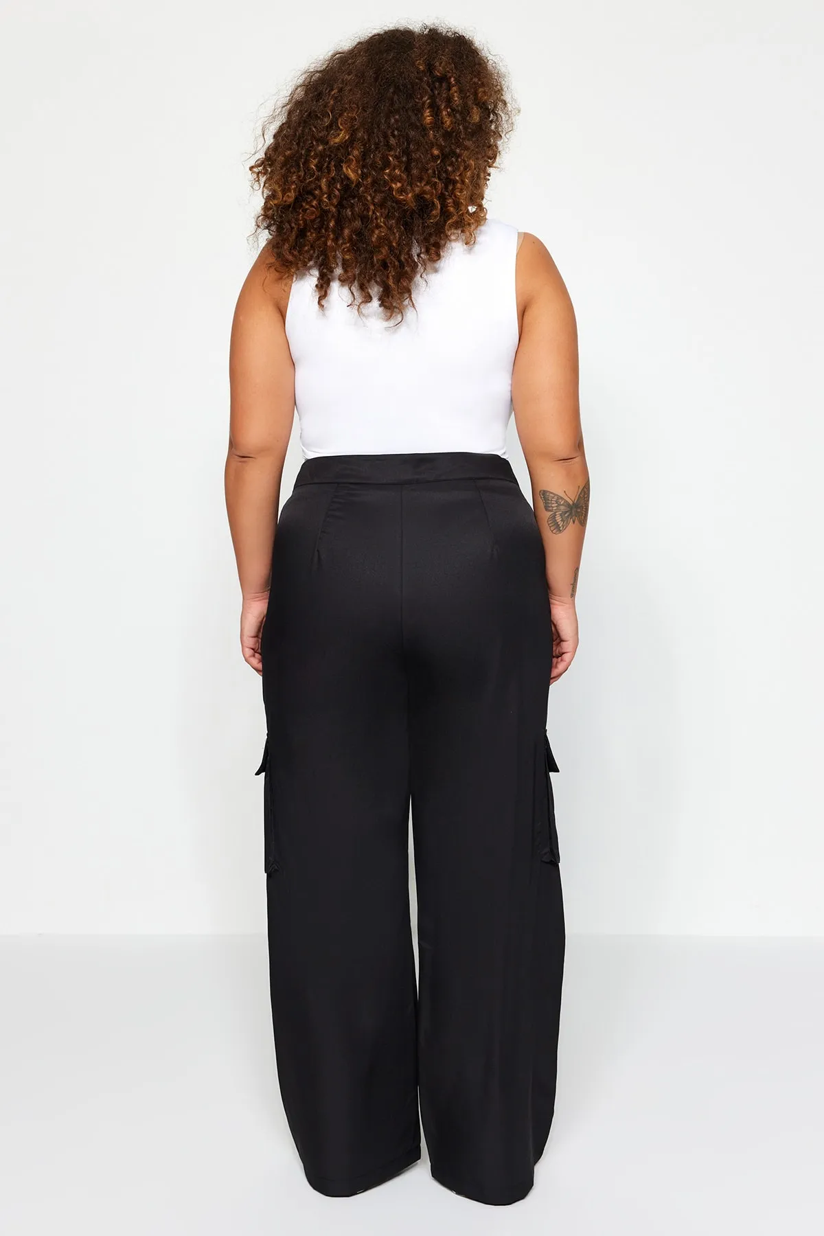 Trendyol Curve  Schwarze Fallschirm-Webhose mit weitem Bein TBBAW24AR00010