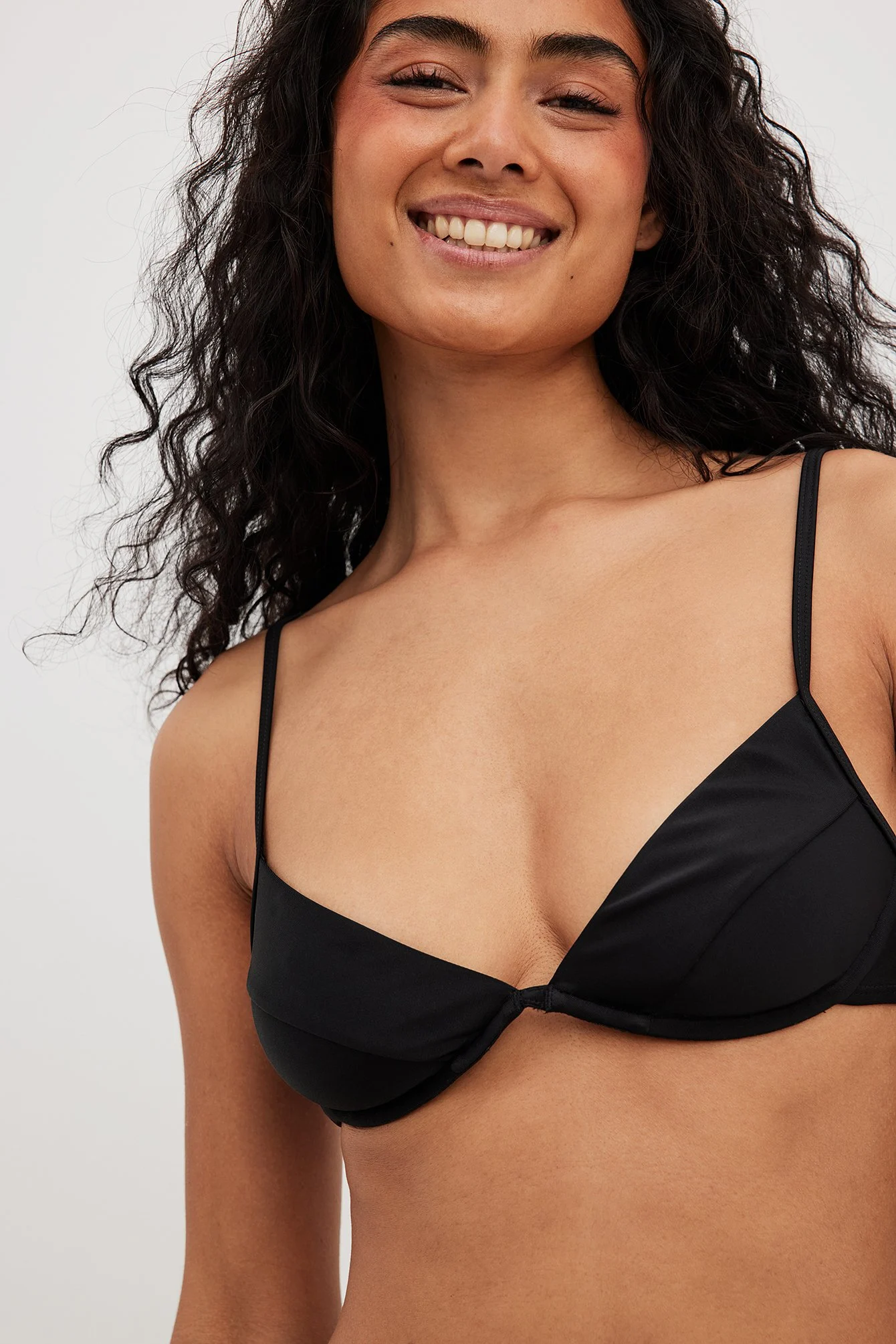Bikini-Oberteil mit V-Form
