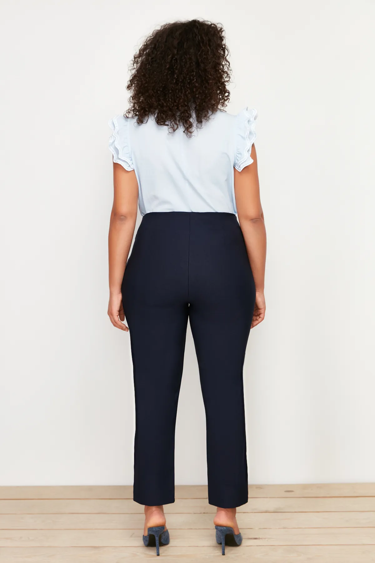 Trendyol Curve  Marineblaue Zigarettenhose aus Webstoff TBBAW23AR00015