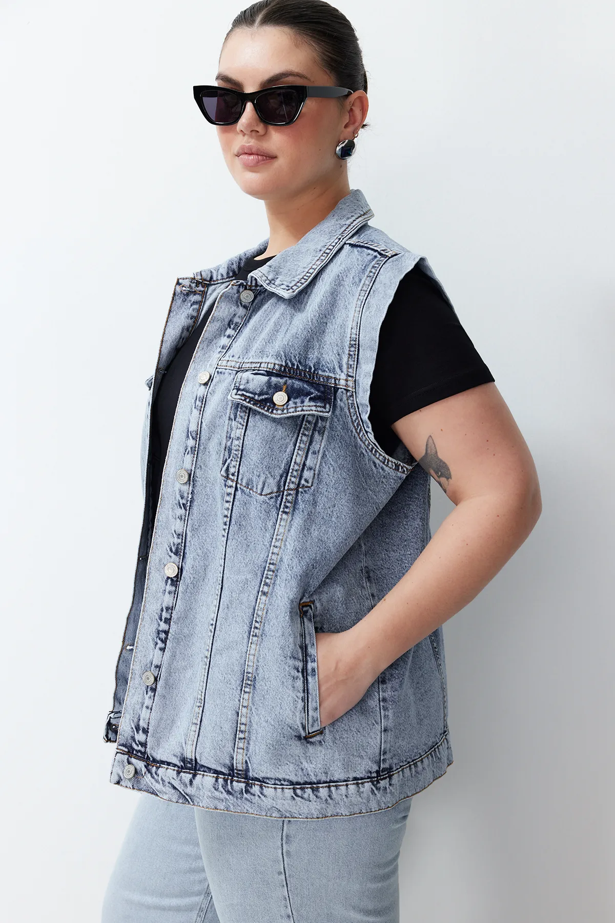 Trendyol Curve  Hellblaue Jeansweste TBSSS24BH00004