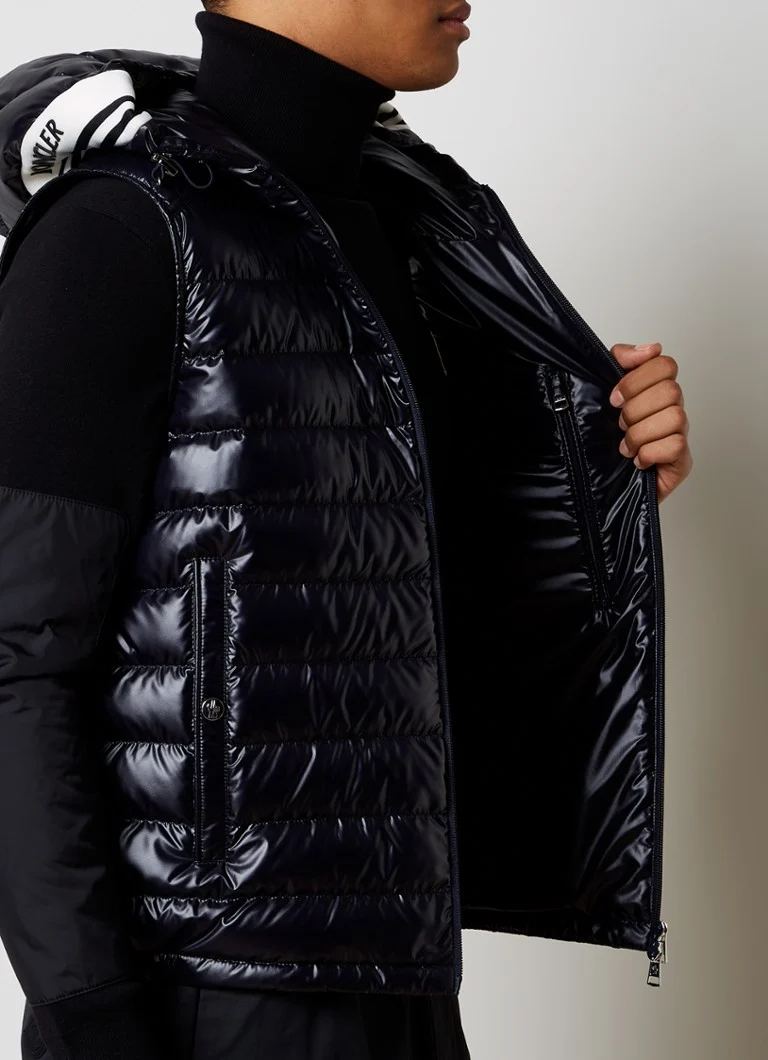 Jachetă matlasată Moncler Clai cu glugă, umplută cu puf de gâscă.