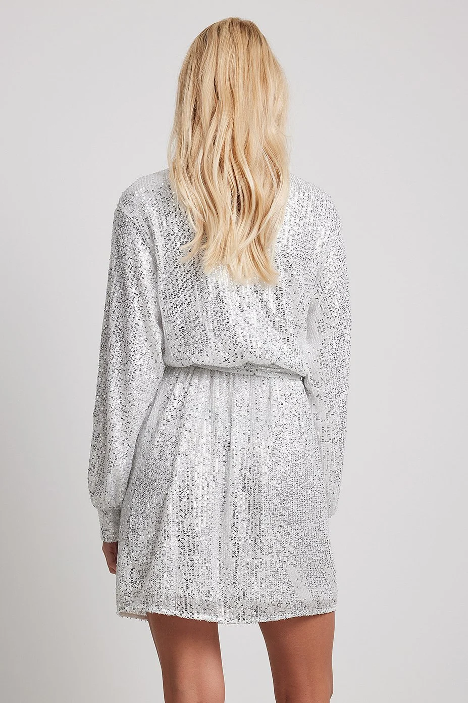 Fließendes Paillettenkleid mit Gürtel