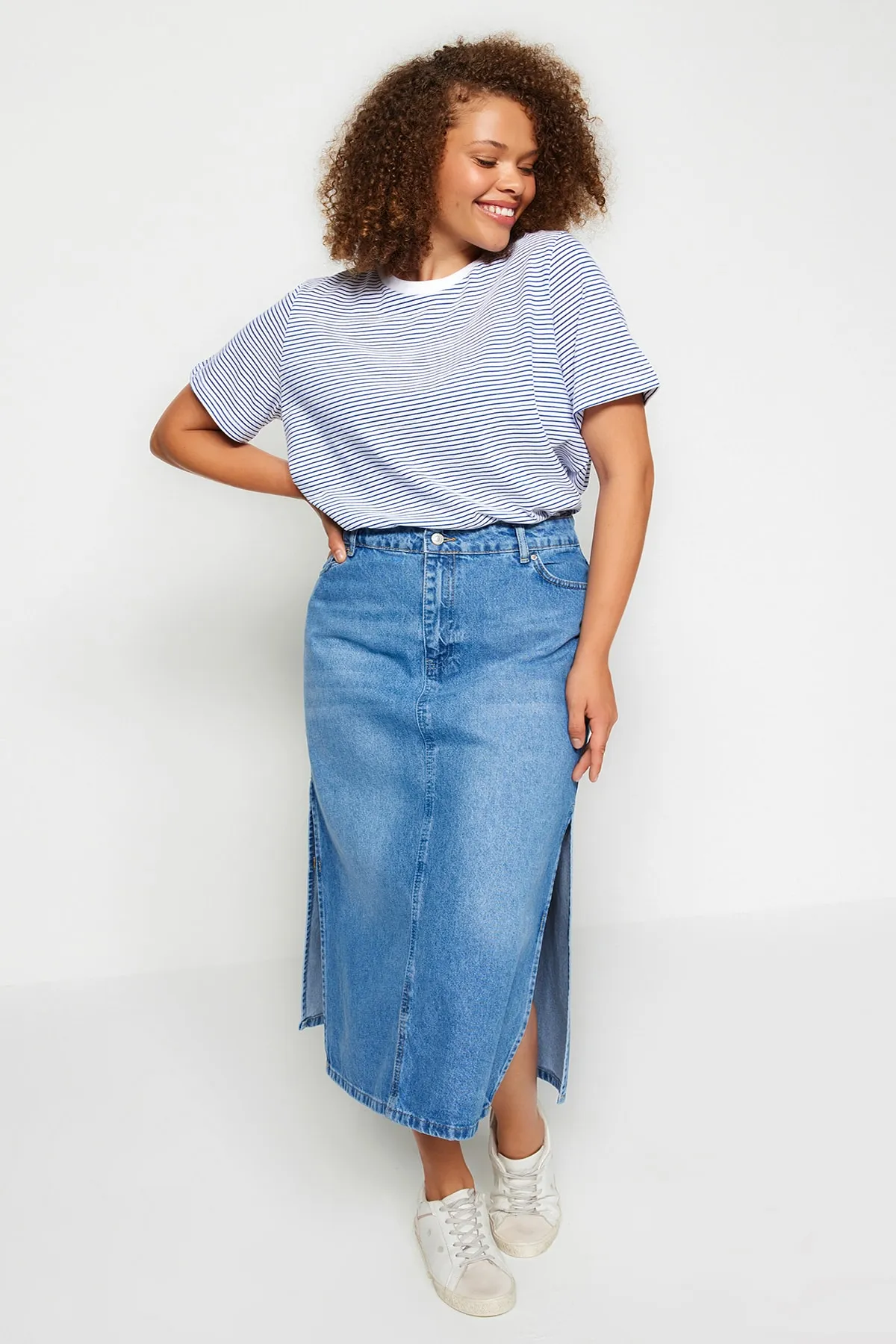 Trendyol Curve  Marineblaues, gestreiftes, gestreiftes Strick-T-Shirt mit Rundhalsausschnitt TBBSS23BF00068