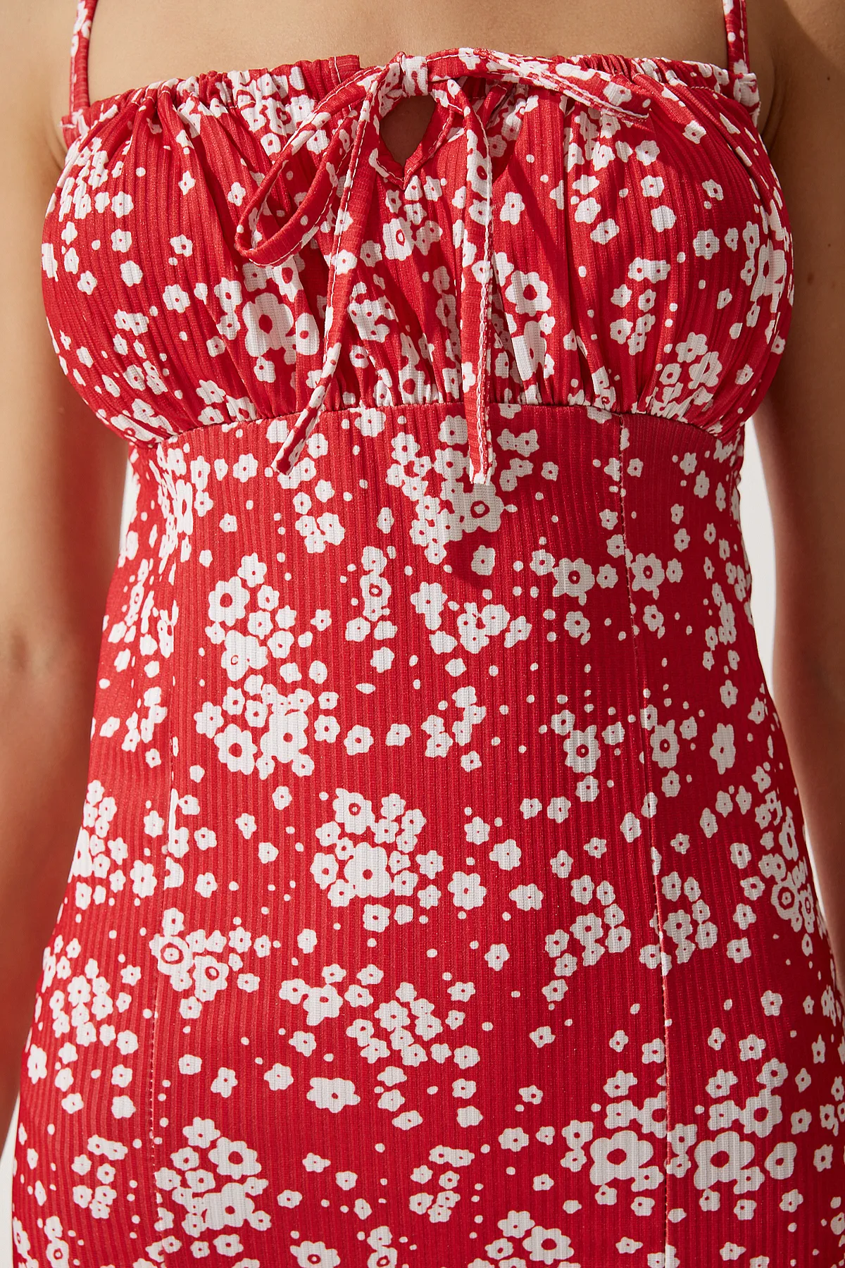 Happiness İstanbul  Leuchtendes weiß-rotes Sommer-Strickkleid mit Blumenmuster und Schlitz für Damen CI00029