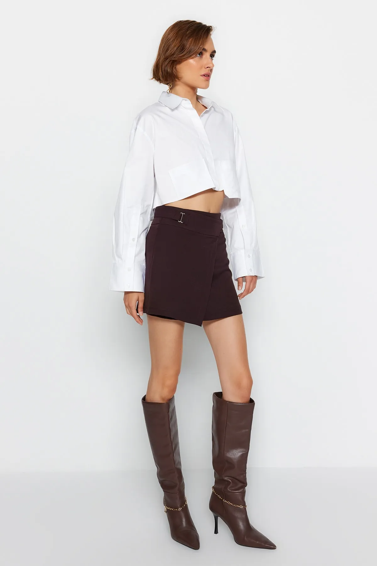 Trendyol Collection  Dunkelbrauner gewebter Minirock mit hoher Taille und Gürtel TWOAW24ET00177