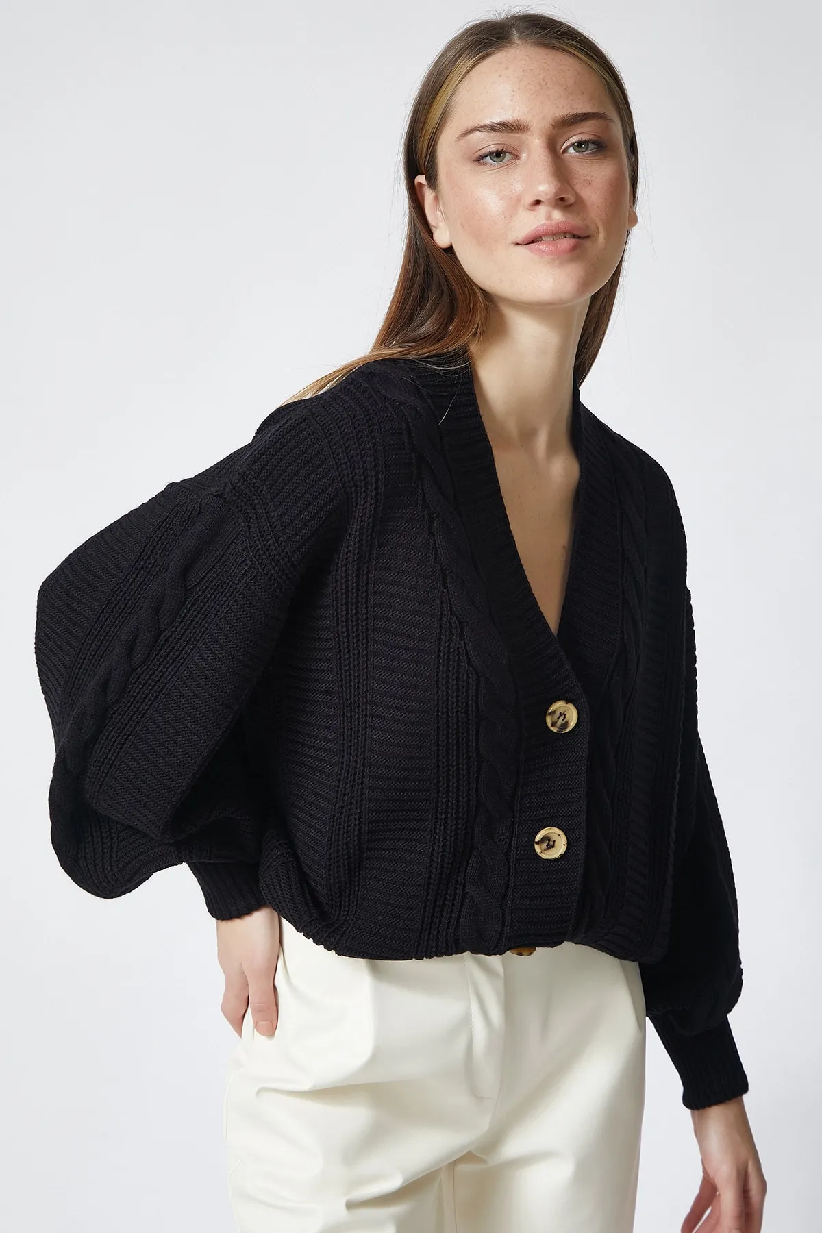 Happiness İstanbul  Schwarzer geflochtener Cardigan mit Ballonärmeln und lockerem Strick für Damen ZA00039