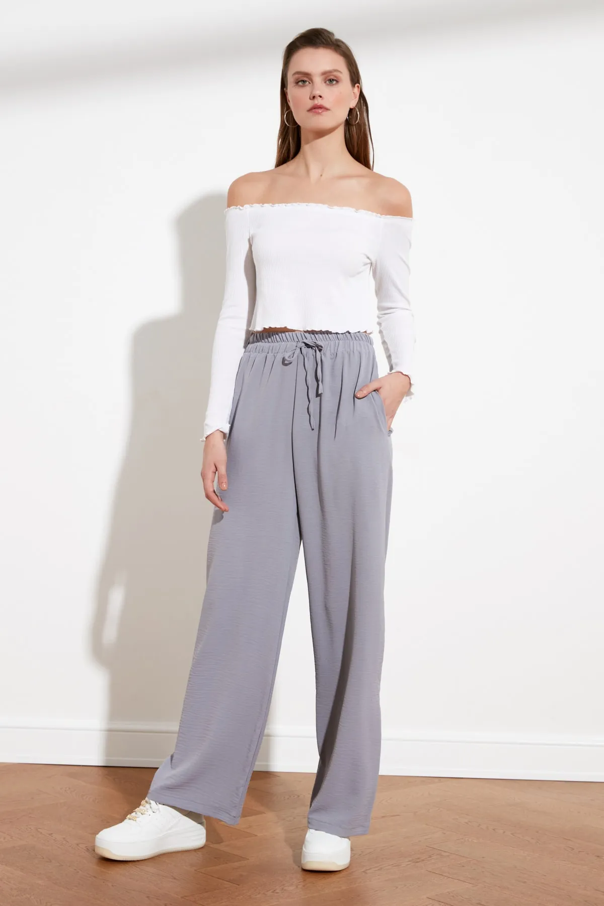 Trendyol Collection  Graue Webhose mit weitem Bein und elastischem Bund TWOSS21PL0248