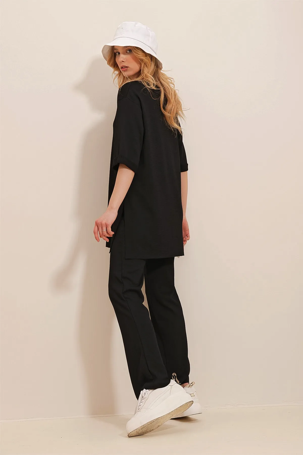 Trend Alaçatı Stili  Schwarzes Hosenset mit Rundhalsausschnitt, zwei Ärmeln und Seitenschlitzen für Damen ALC-X10015